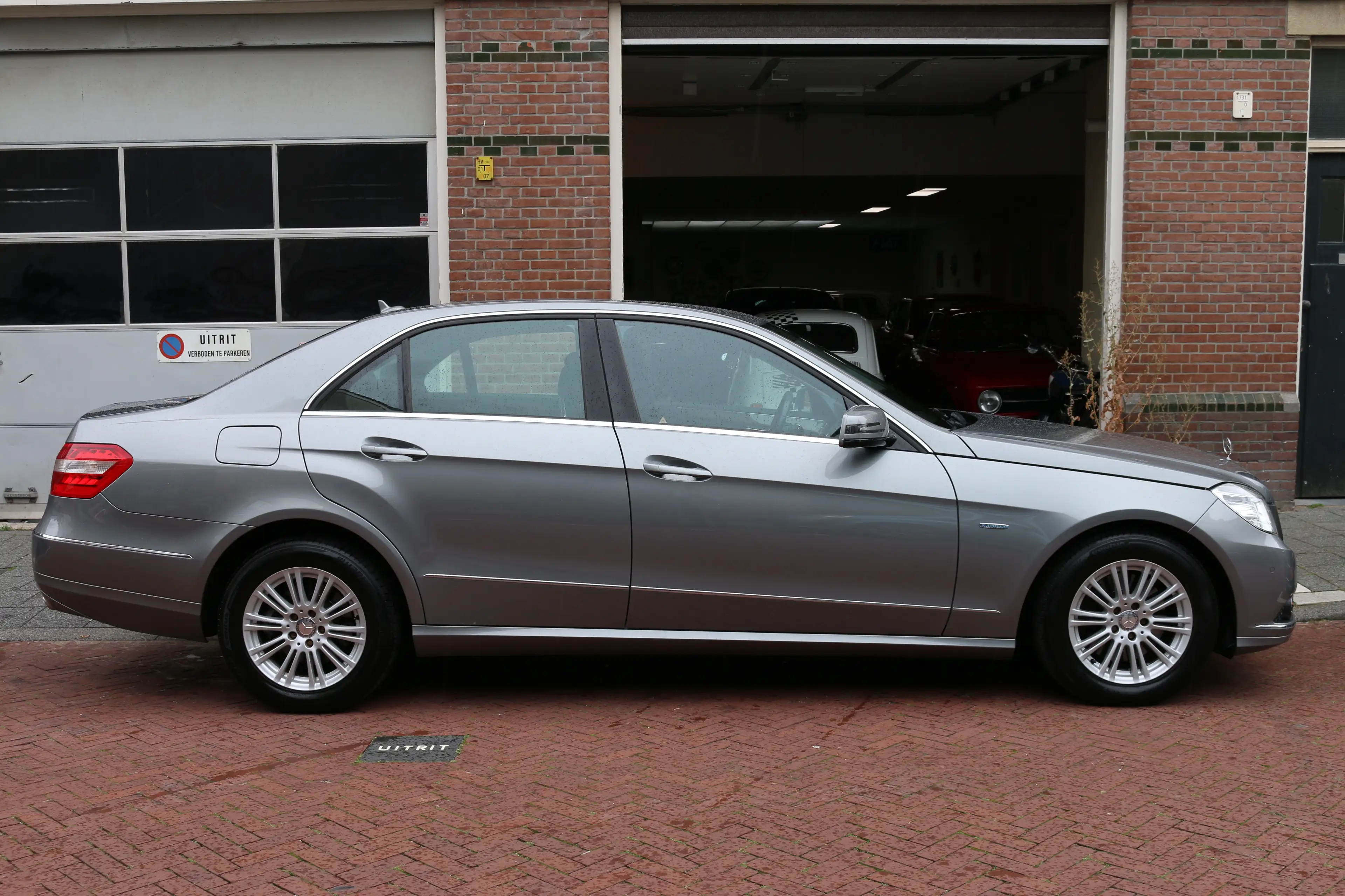 Mercedes-Benz E 350 350 CGI Elegance — photo 6