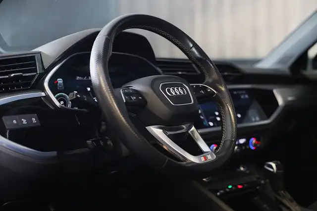 Audi Q3 view 7