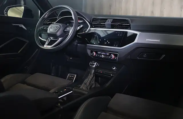 Audi Q3 view 6