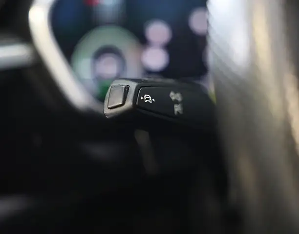 Audi Q3 view 14