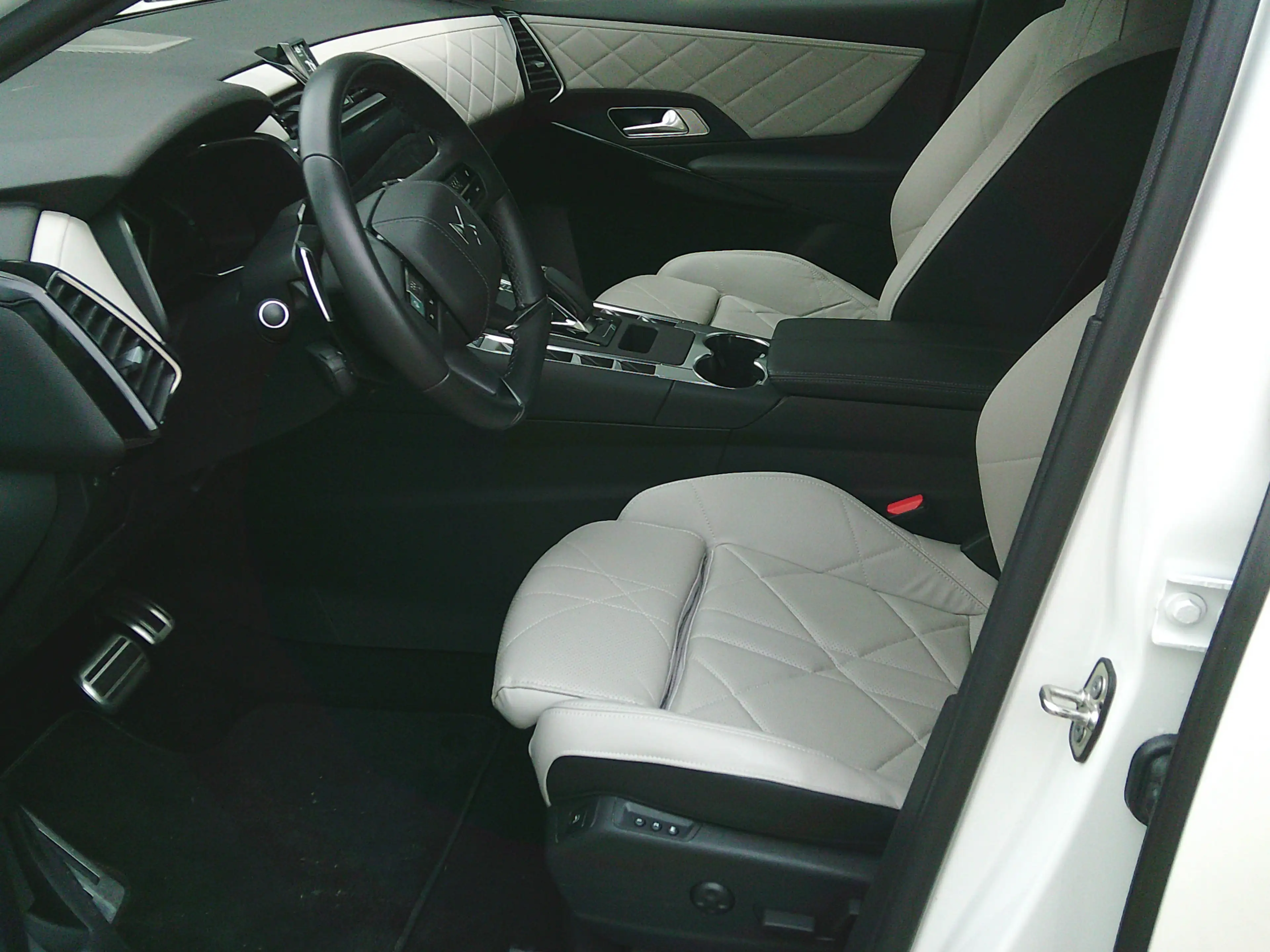 DS Automobiles DS 7 E-Tense 300 kW Rivoli 4x4 — photo 11