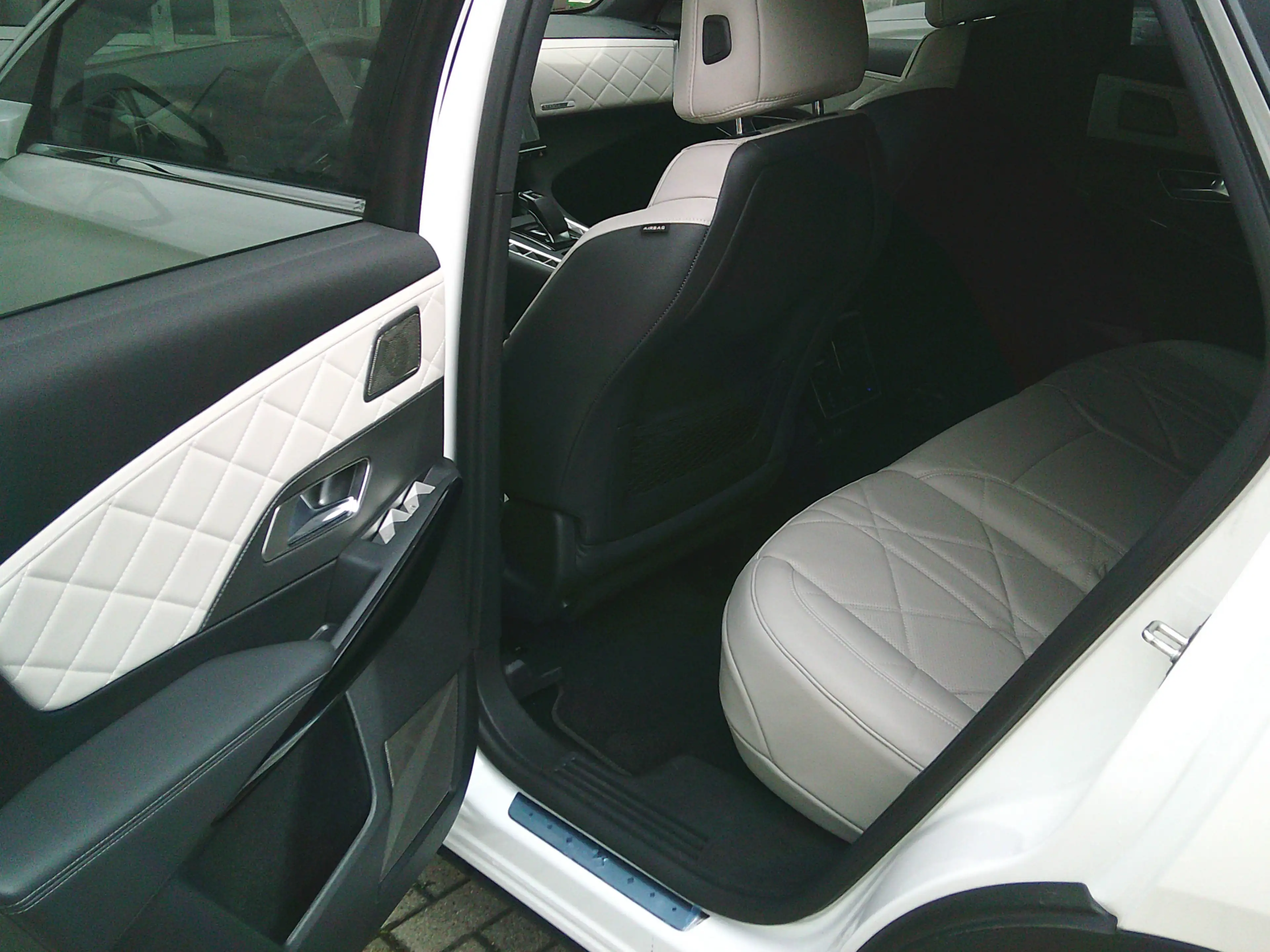 DS Automobiles DS 7 E-Tense 300 kW Rivoli 4x4 — photo 14