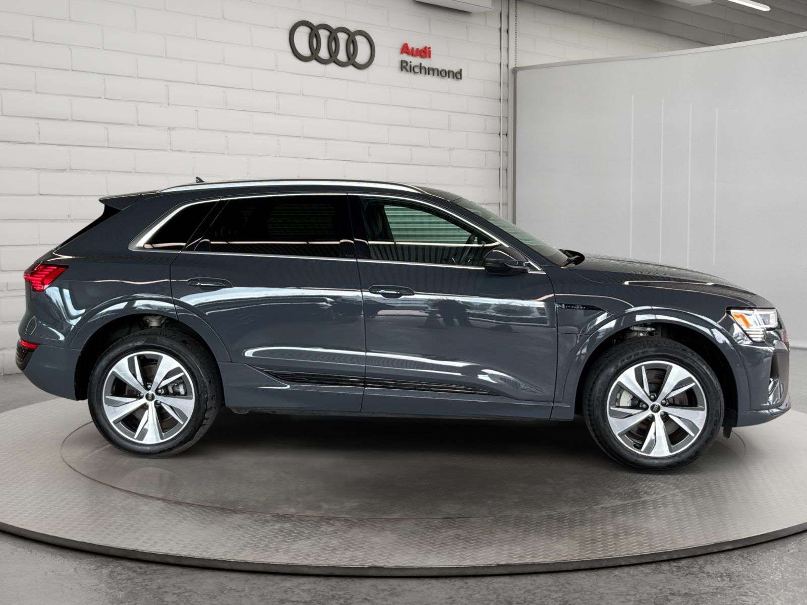 2024 Audi Q8 e-tron | TRAILER HITCH | PHONEBOX WIRELESS CHARGING | 2ND — photo 1