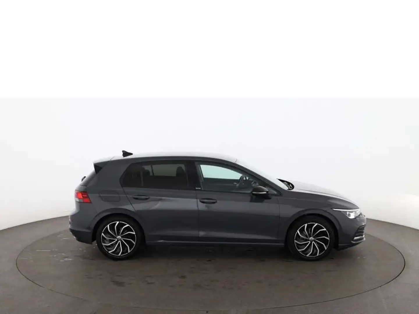 Volkswagen Golf VIII 1.5 TSI Active LED NAVI RADAR SITZHZG Grau - 2