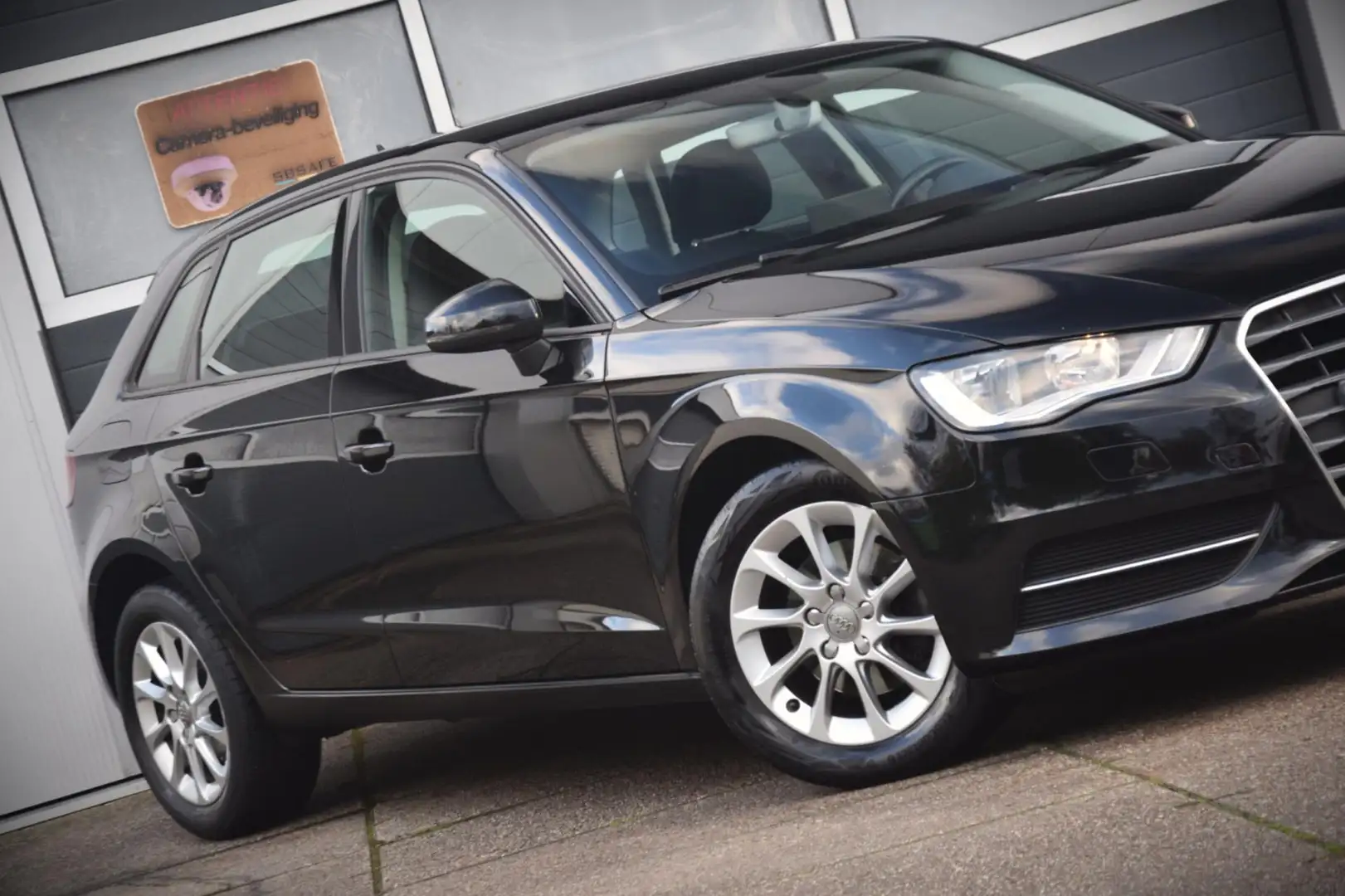 Audi A3 Sportback 1.2 TFSI Attraction NL auto met onderhou Zwart - 2