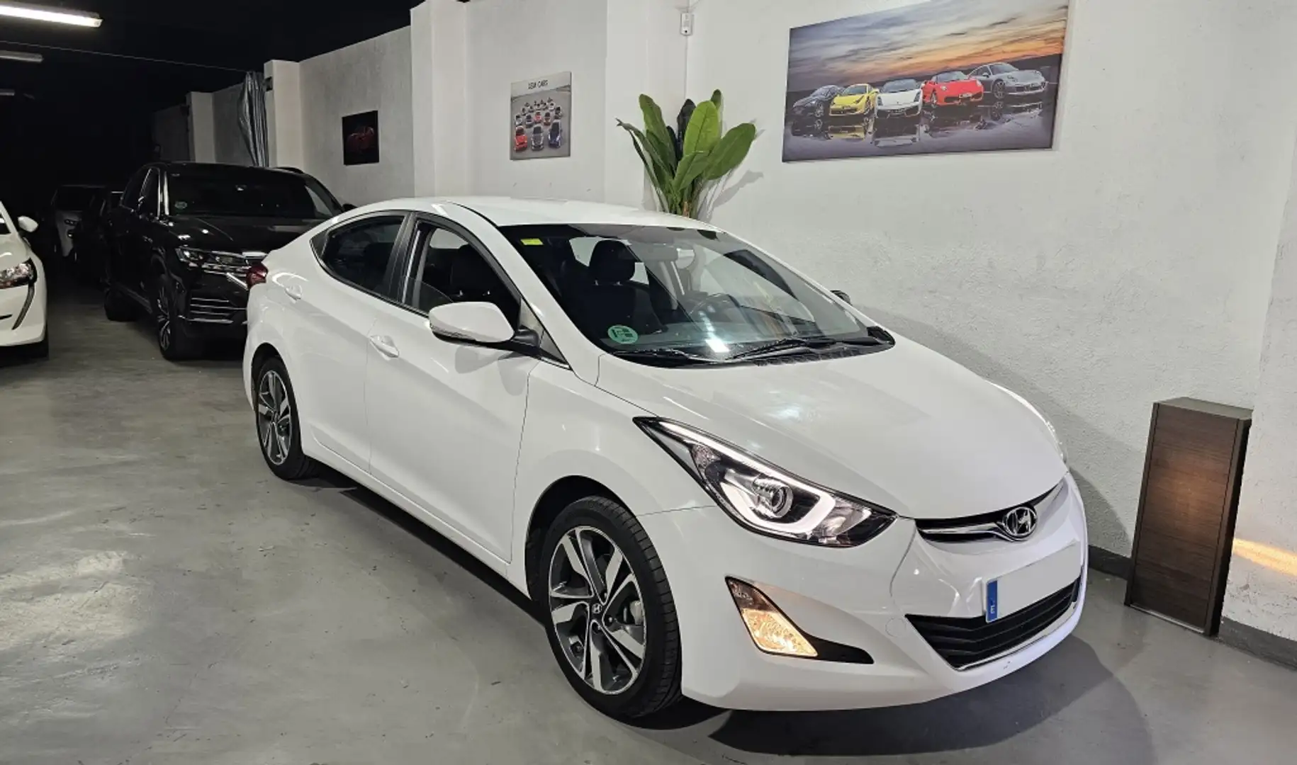 Hyundai ELANTRA 1.6i Tecno Wit - 1