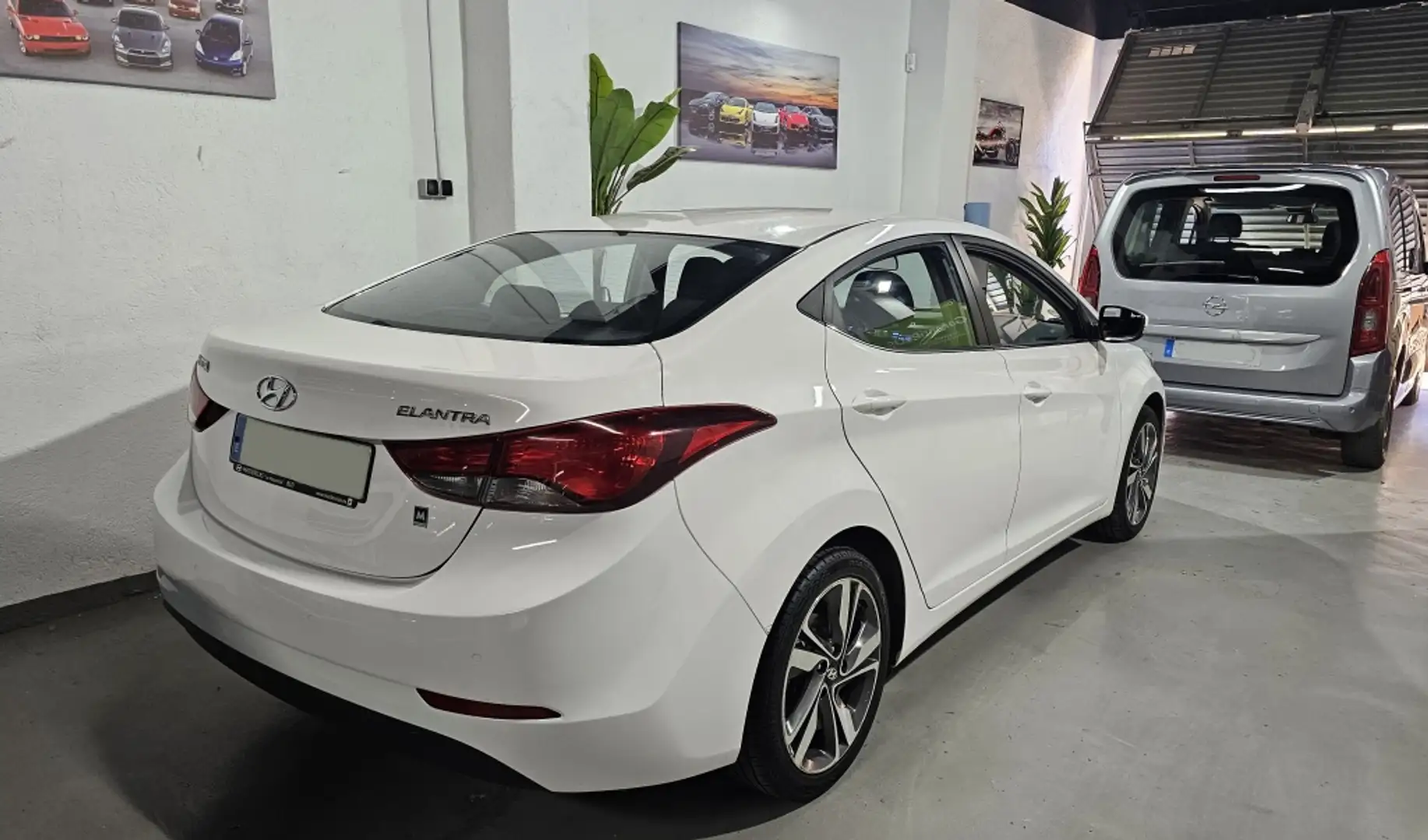 Hyundai ELANTRA 1.6i Tecno Wit - 2
