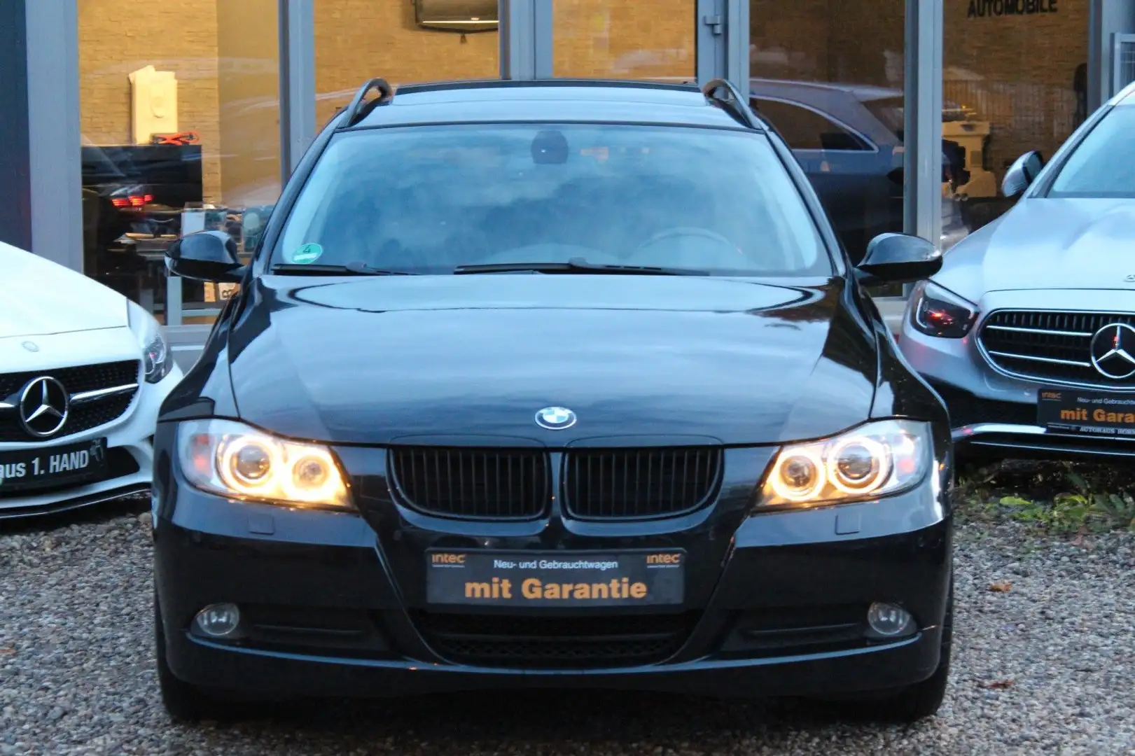 BMW 320 d Touring Aut LEDER NAVI PANO XENON PDC KLIMA Schwarz - 2