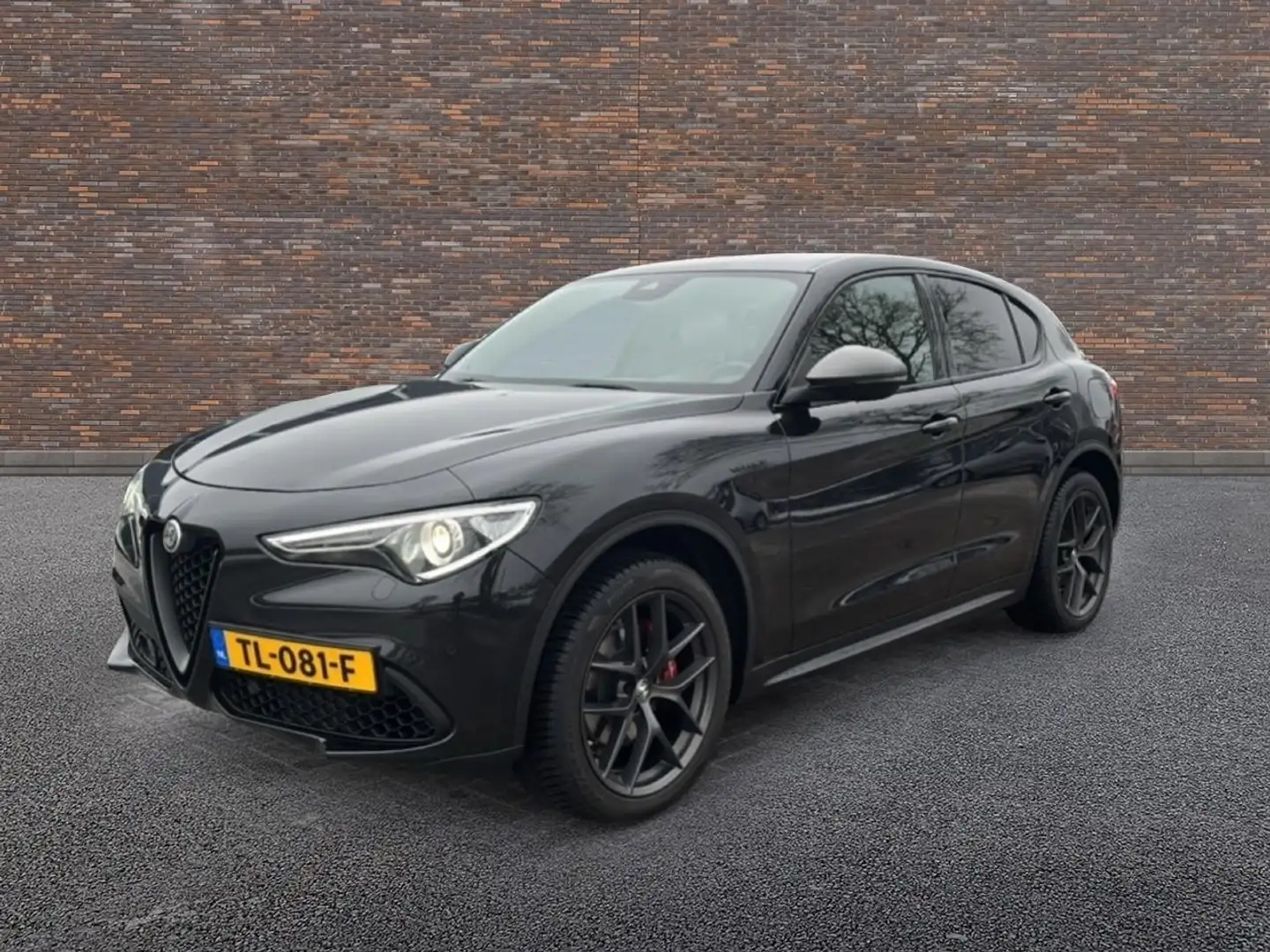 Alfa Romeo Stelvio 2.0 T AWD Veloce met afn.trekhaak. Schwarz - 2