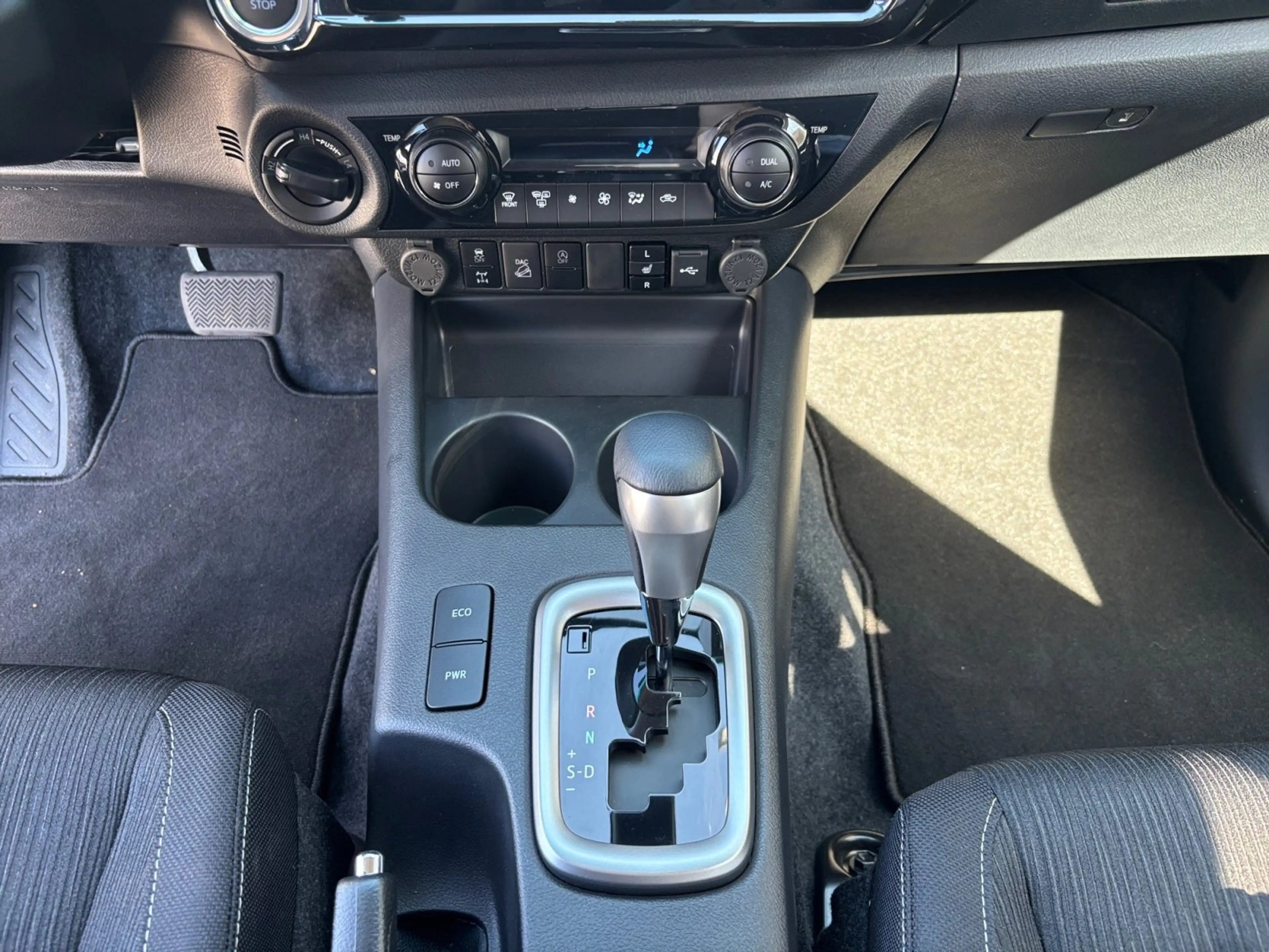 Toyota Hilux 2.4 D-4D Double Cab Comfort PDC/NAVI — photo 12