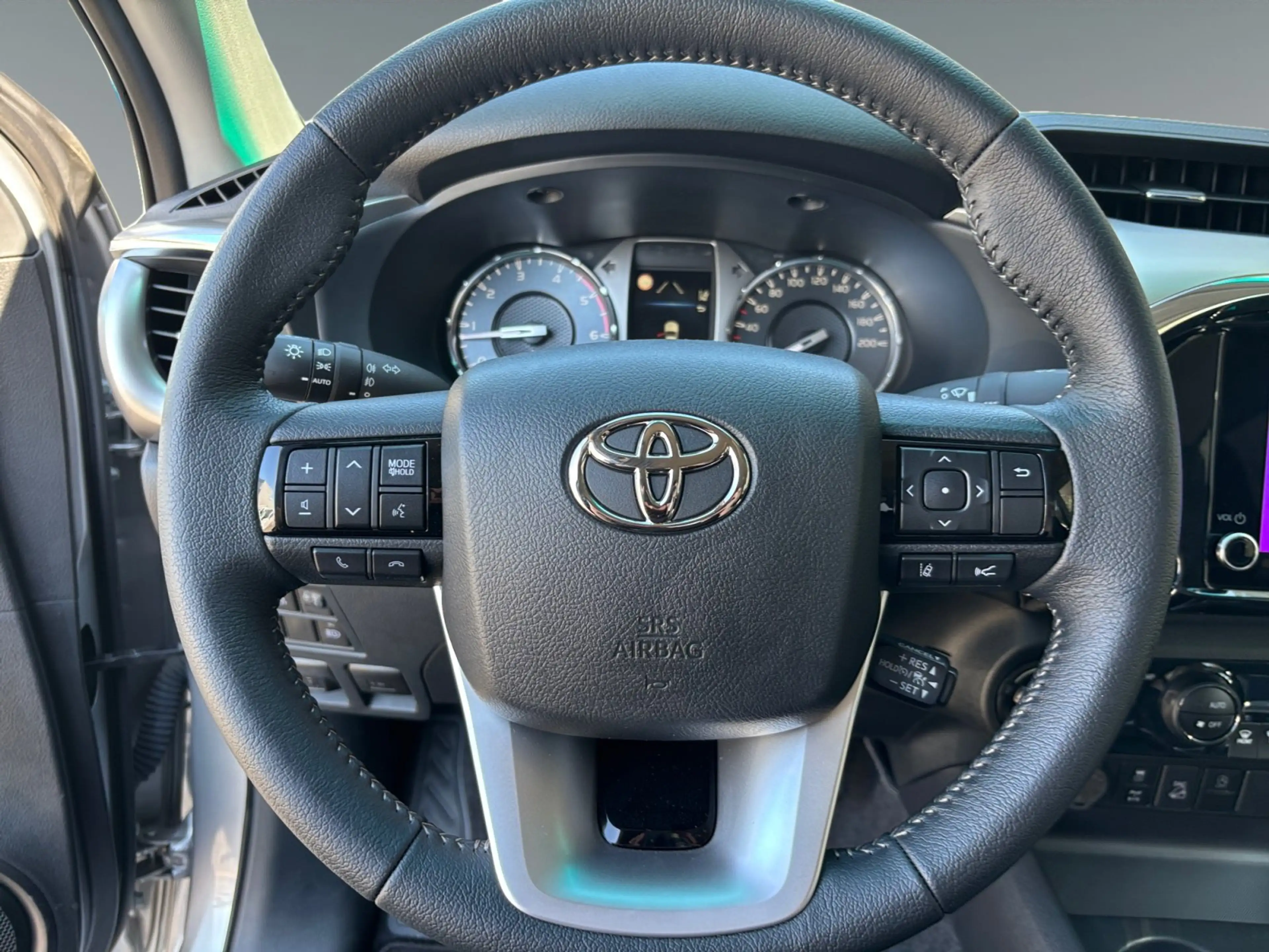 Toyota Hilux 2.4 D-4D Double Cab Comfort PDC/NAVI — photo 13