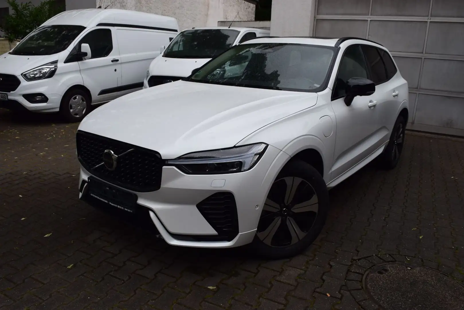 Volvo XC60 T6 AWD Plus Dark AHK,Pano,360°,H&K Weiß - 2