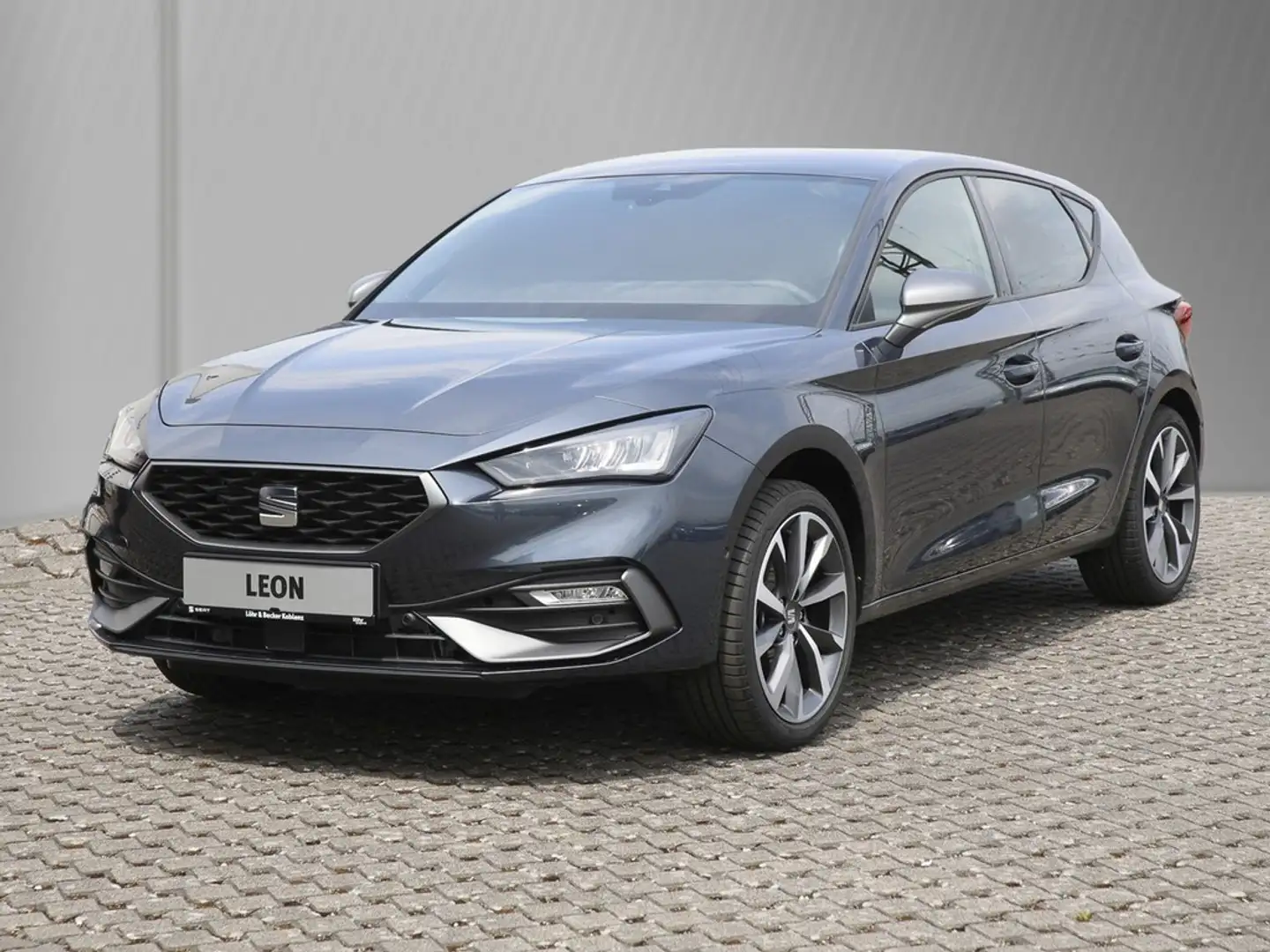 SEAT Leon FR 1.5 eTSI 110kW/150PS 7-Gang-DSG KAB Grau - 2