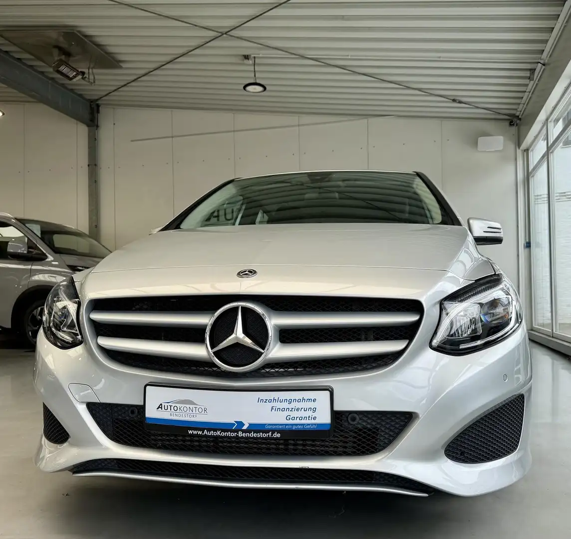 Mercedes-Benz B 180 B 180 Automatik*Navigation*LED*AHK* Zilver - 1
