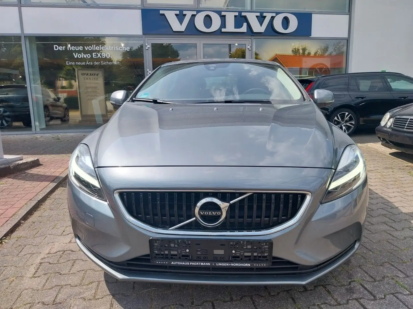 Volvo V40 Momentum Automatik Grau - 2