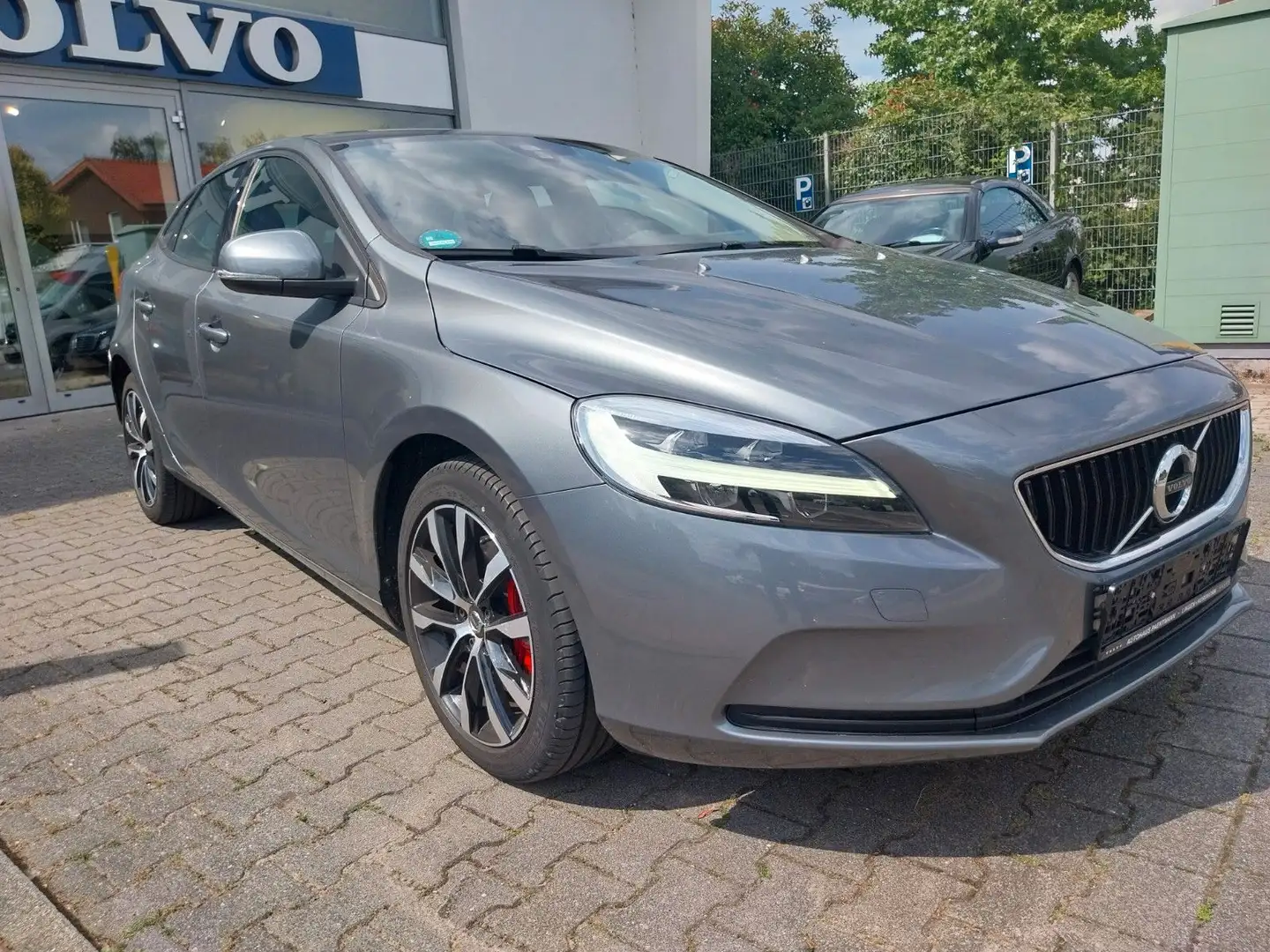 Volvo V40 Momentum Automatik Grau - 1