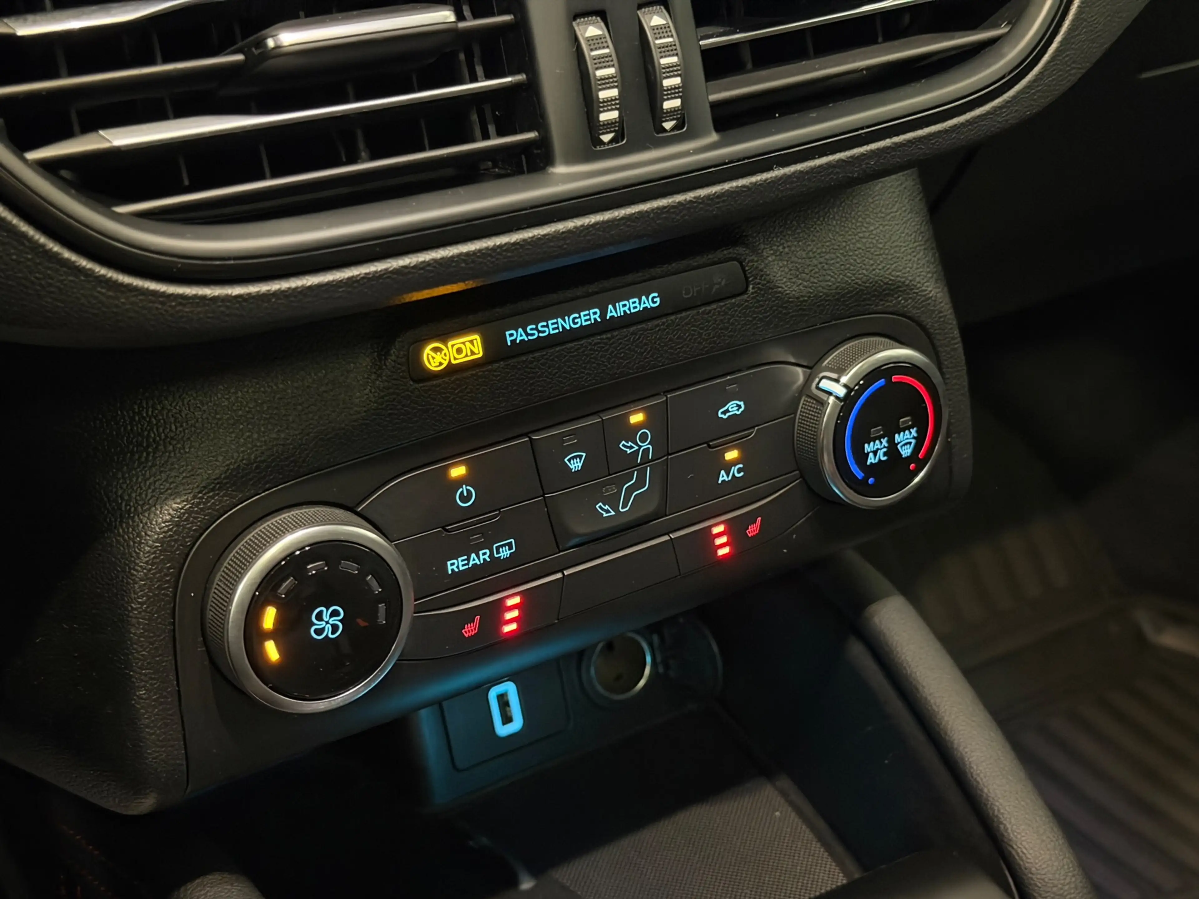 Ford Focus 1.5 EcoBoost ST Line AUT/PANO/LED/B&O/NAVI/LANE-AS — photo 16