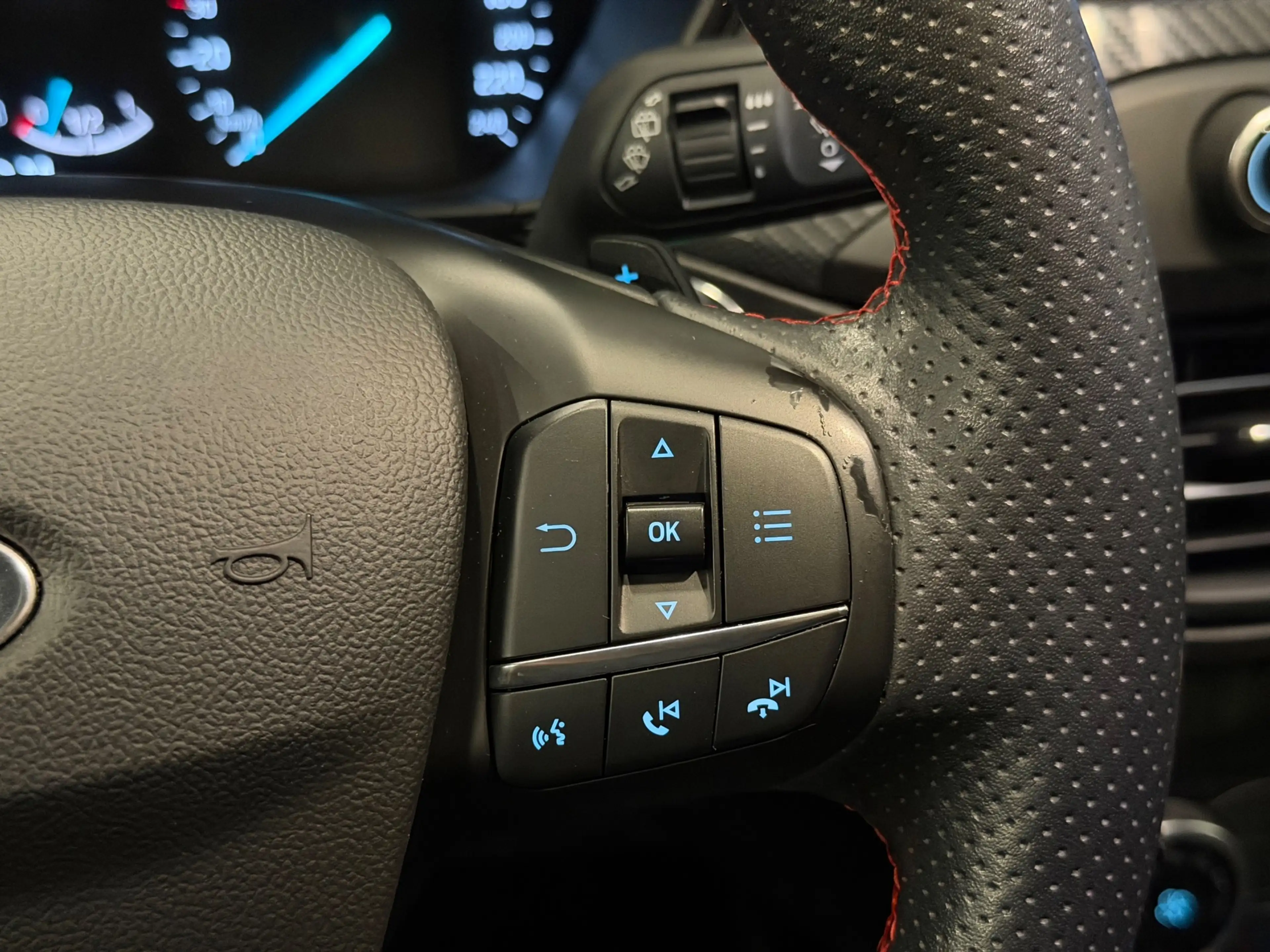 Ford Focus 1.5 EcoBoost ST Line AUT/PANO/LED/B&O/NAVI/LANE-AS — photo 31