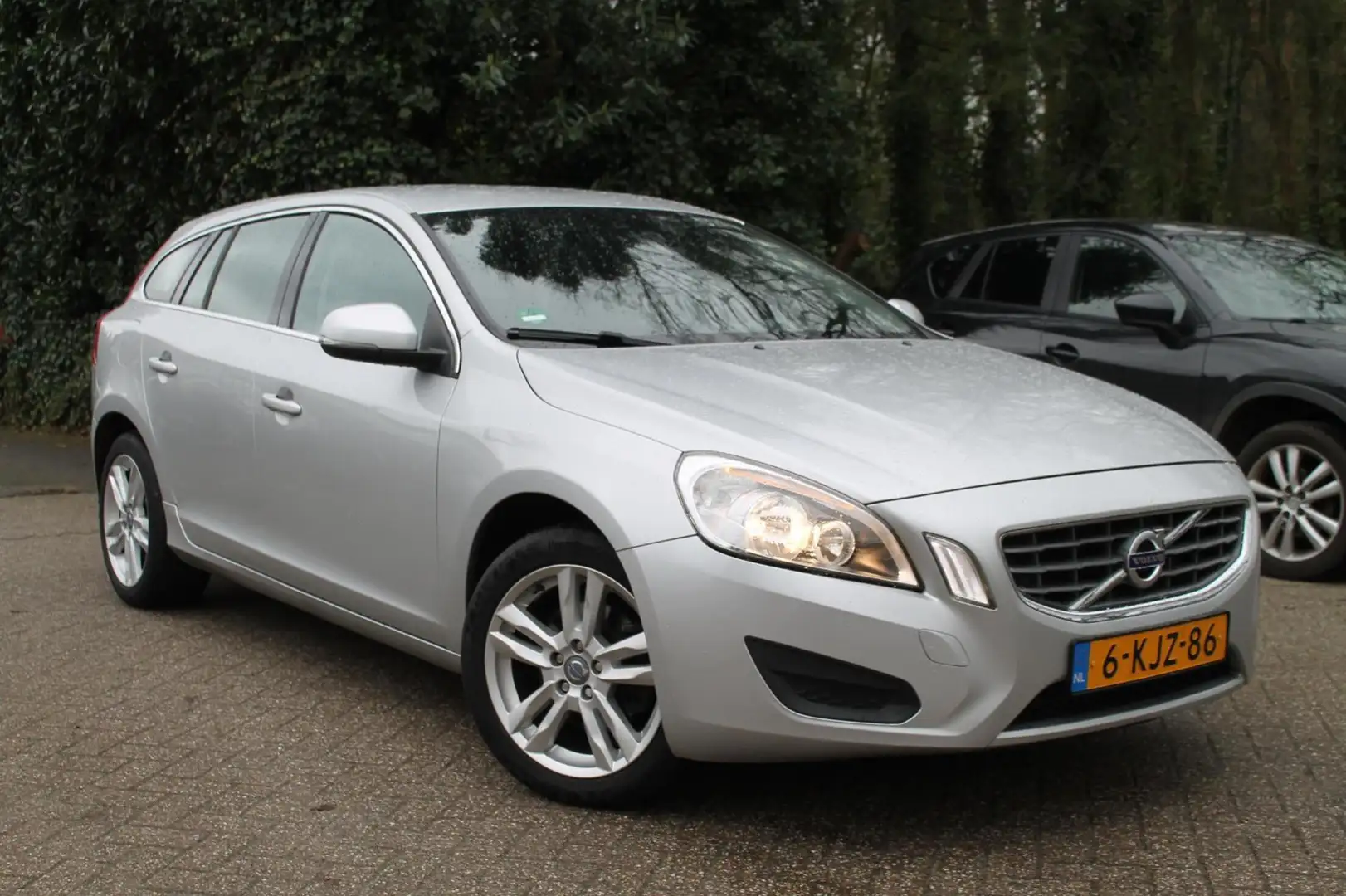 Volvo V60 1.6 T3 Momentum, Automaat, Airco, Navi, Nap. Gris - 2