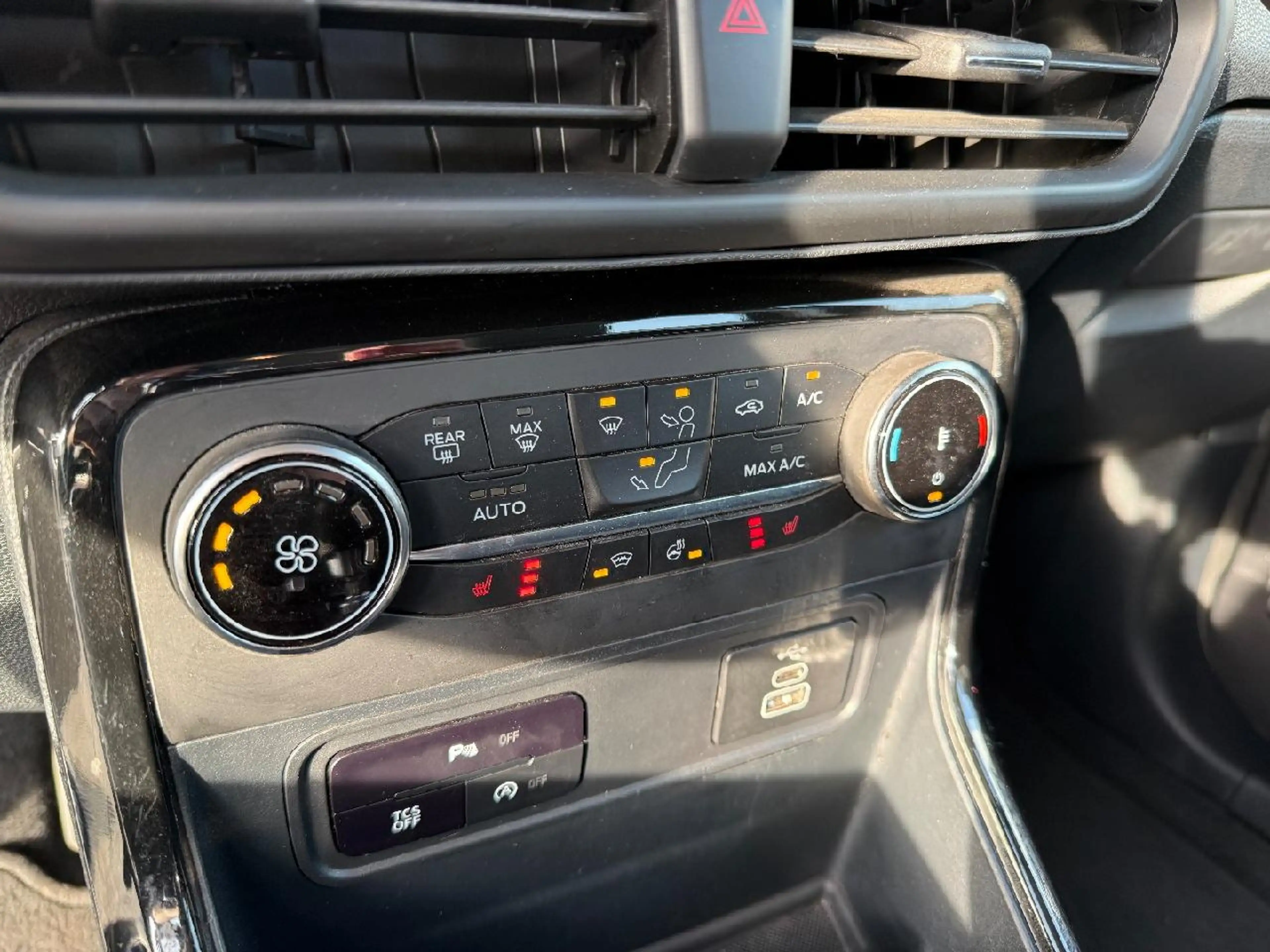 Ford EcoSport Titanium — photo 14
