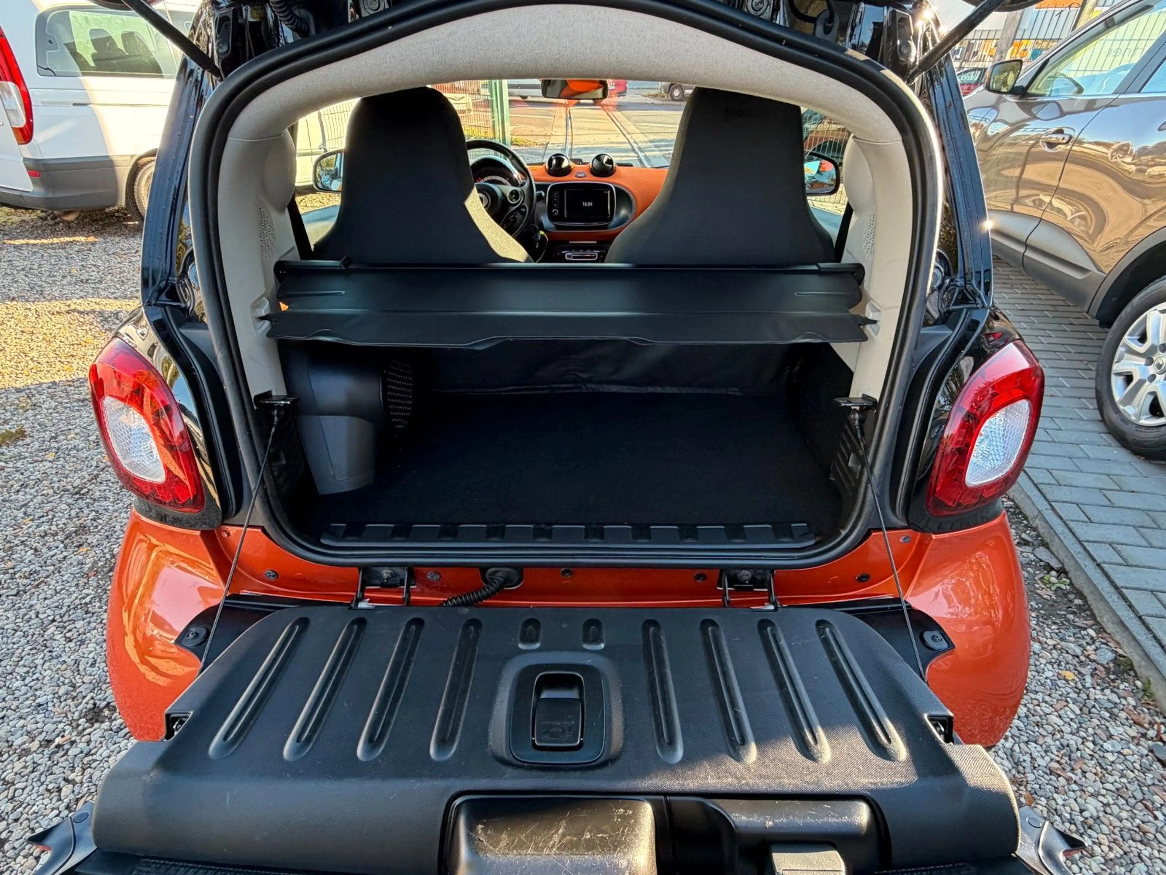 smart forTwo *1.HD*Aut*Navi*JBL*Kamera*SHZ*Pano*TÜV NEU — photo 9