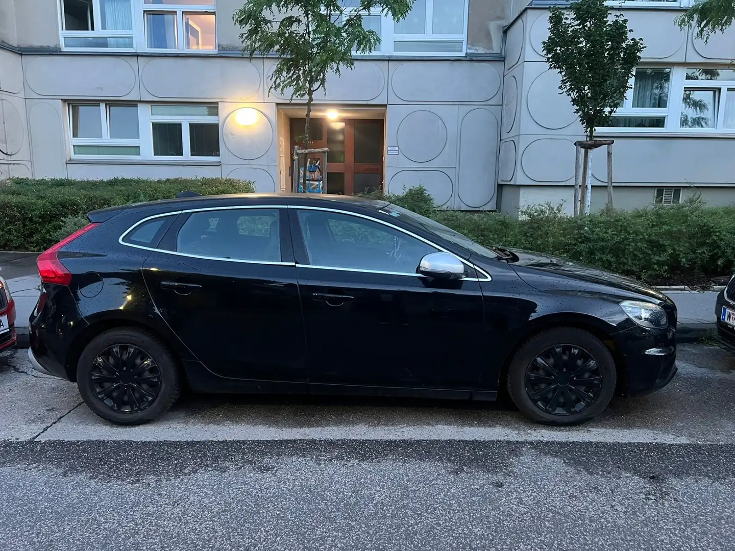 Volvo V40 D3 R Design Schwarz - 2
