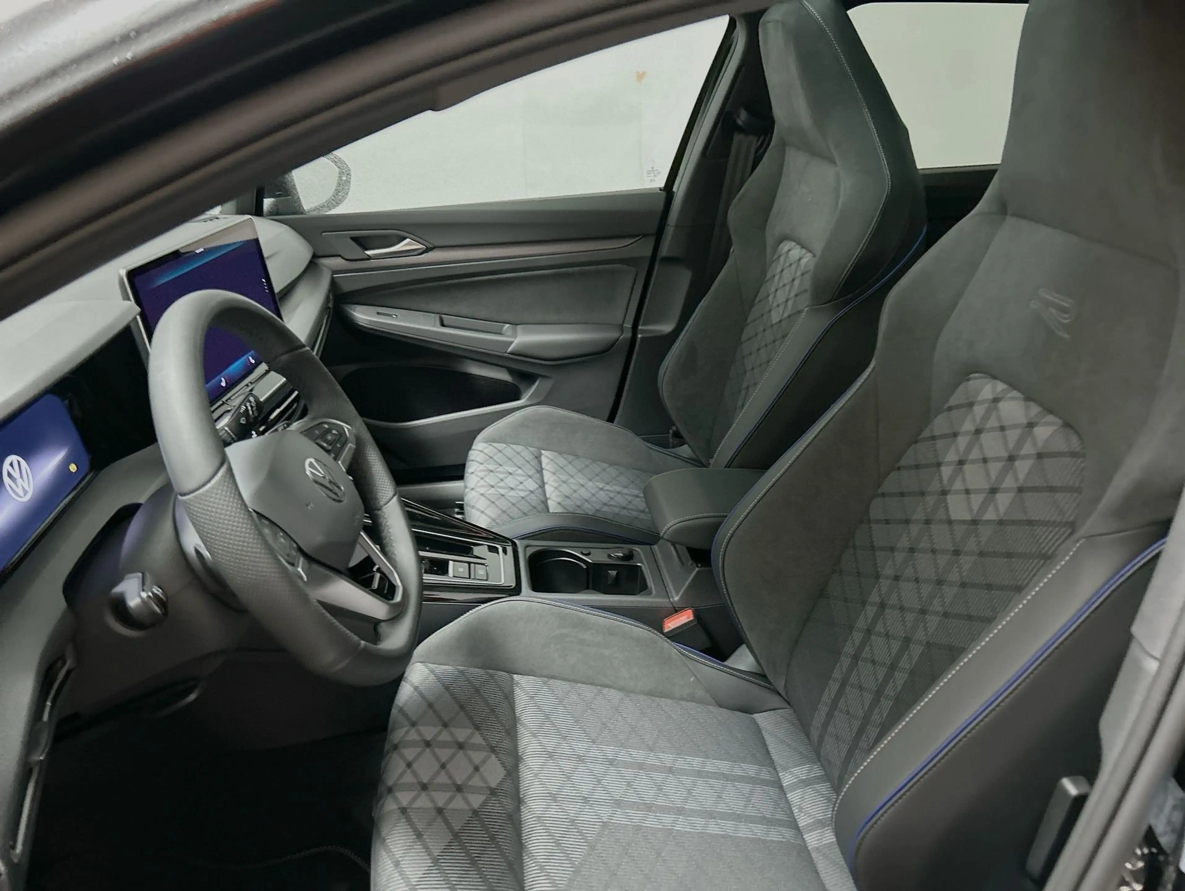 Volkswagen Golf Variant 1.5 eTSI DSG R-Line CarPlay Pano — photo 11