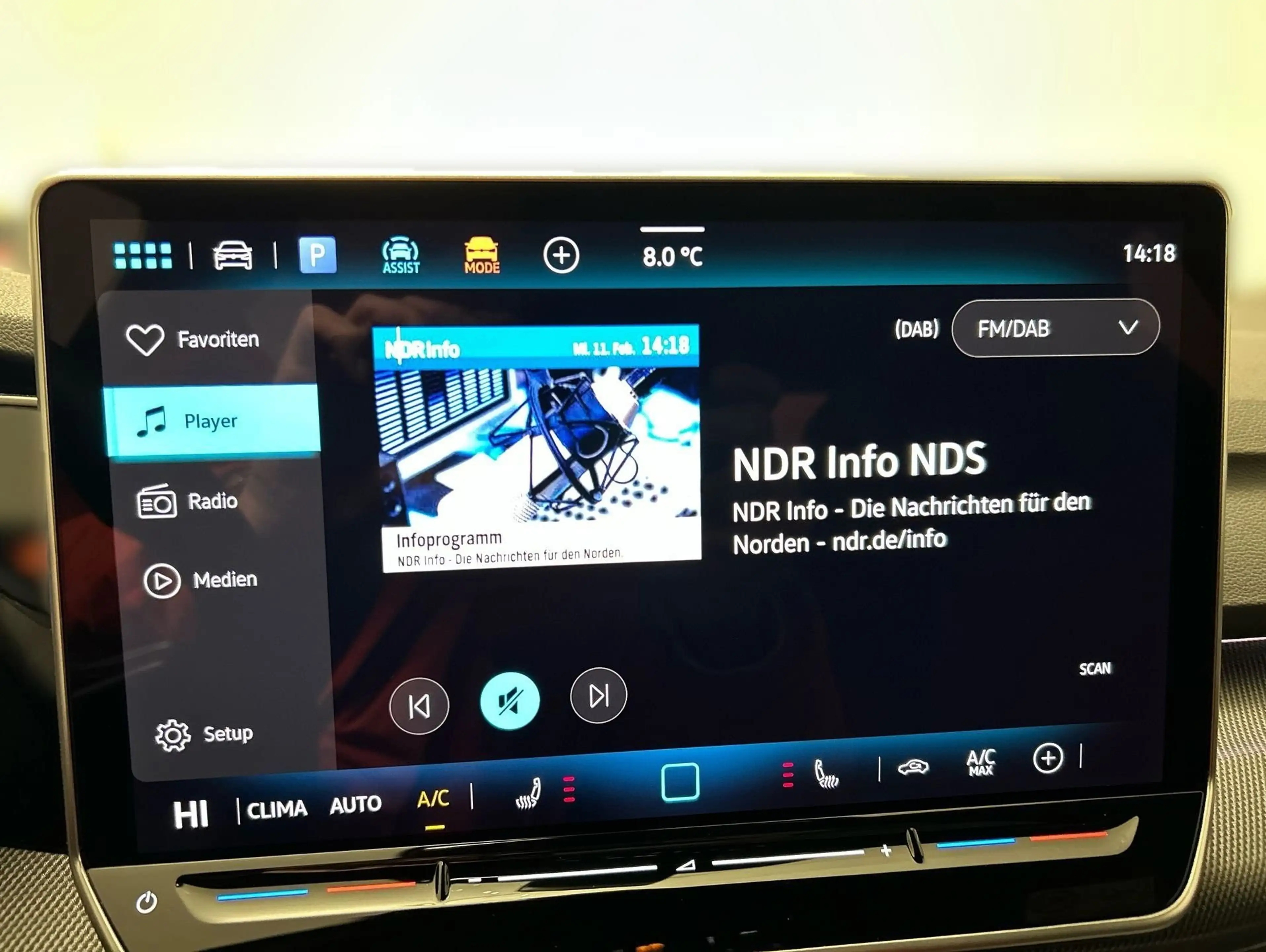 Volkswagen Golf Variant 1.5 eTSI DSG R-Line CarPlay Pano — photo 10