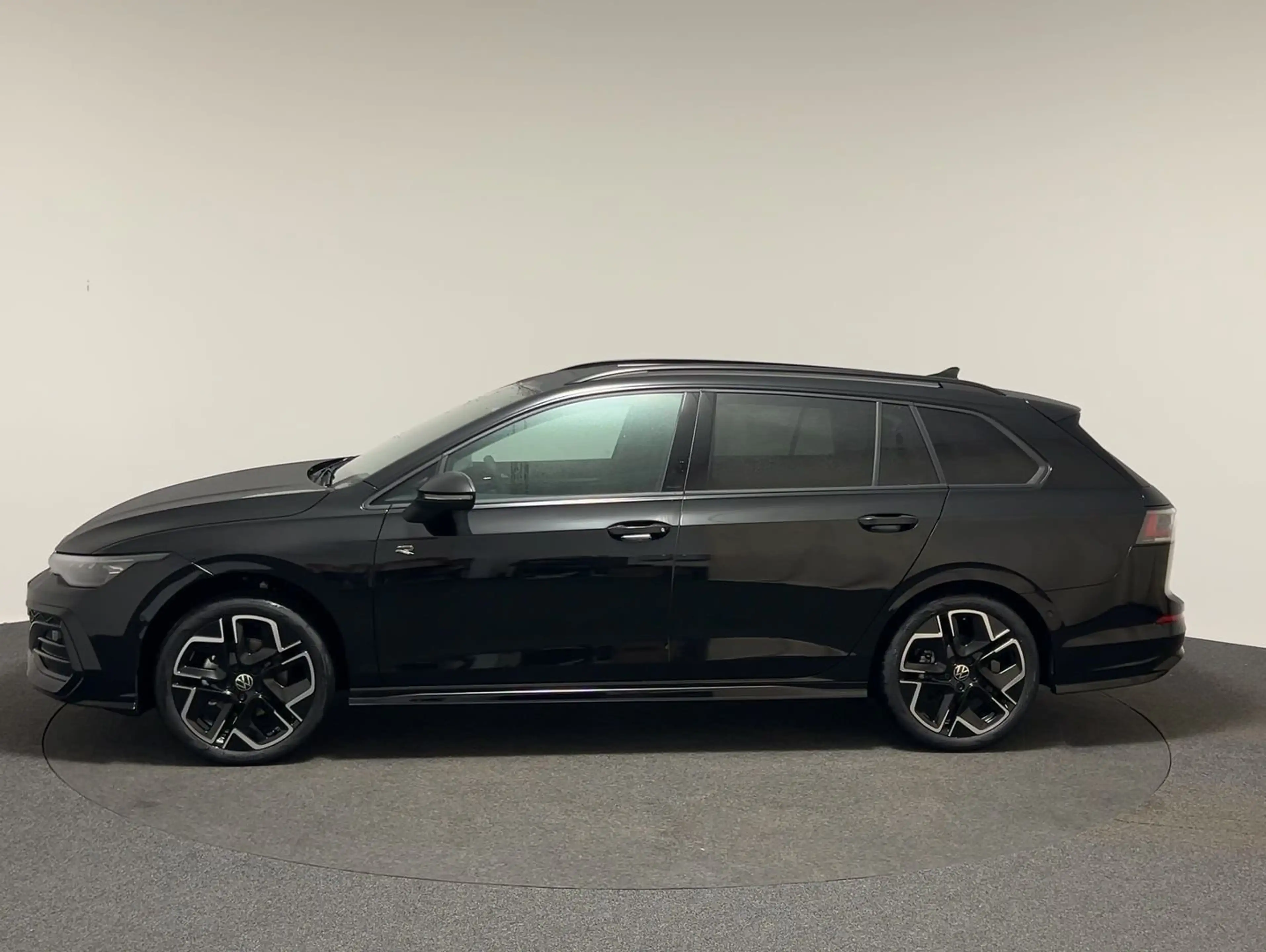 Volkswagen Golf Variant 1.5 eTSI DSG R-Line CarPlay Pano — photo 4
