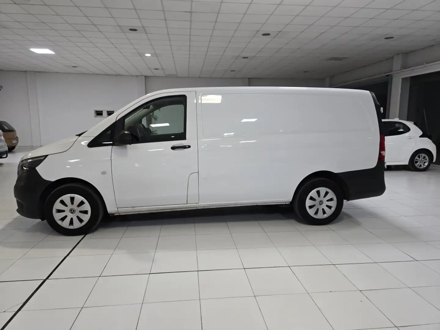 Mercedes-Benz Vito Furgón 110CDI Base Larga Blanco - 2
