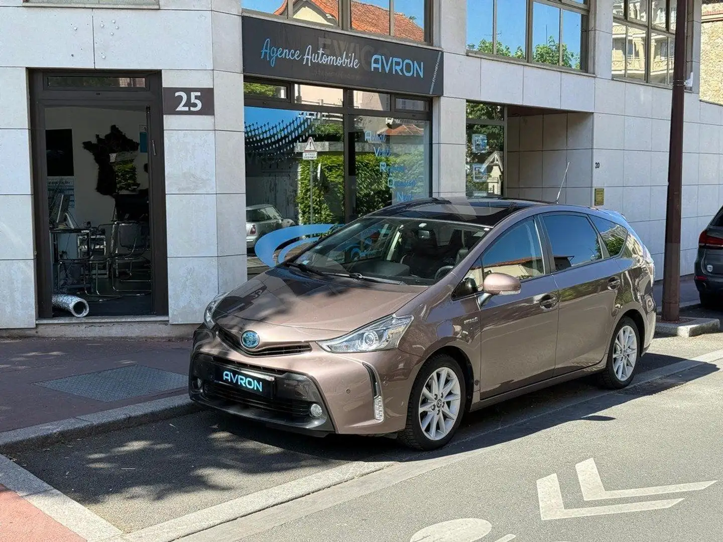 Toyota Prius Prius%2B (2) 136H SKYVIEW BUSINESS - 1