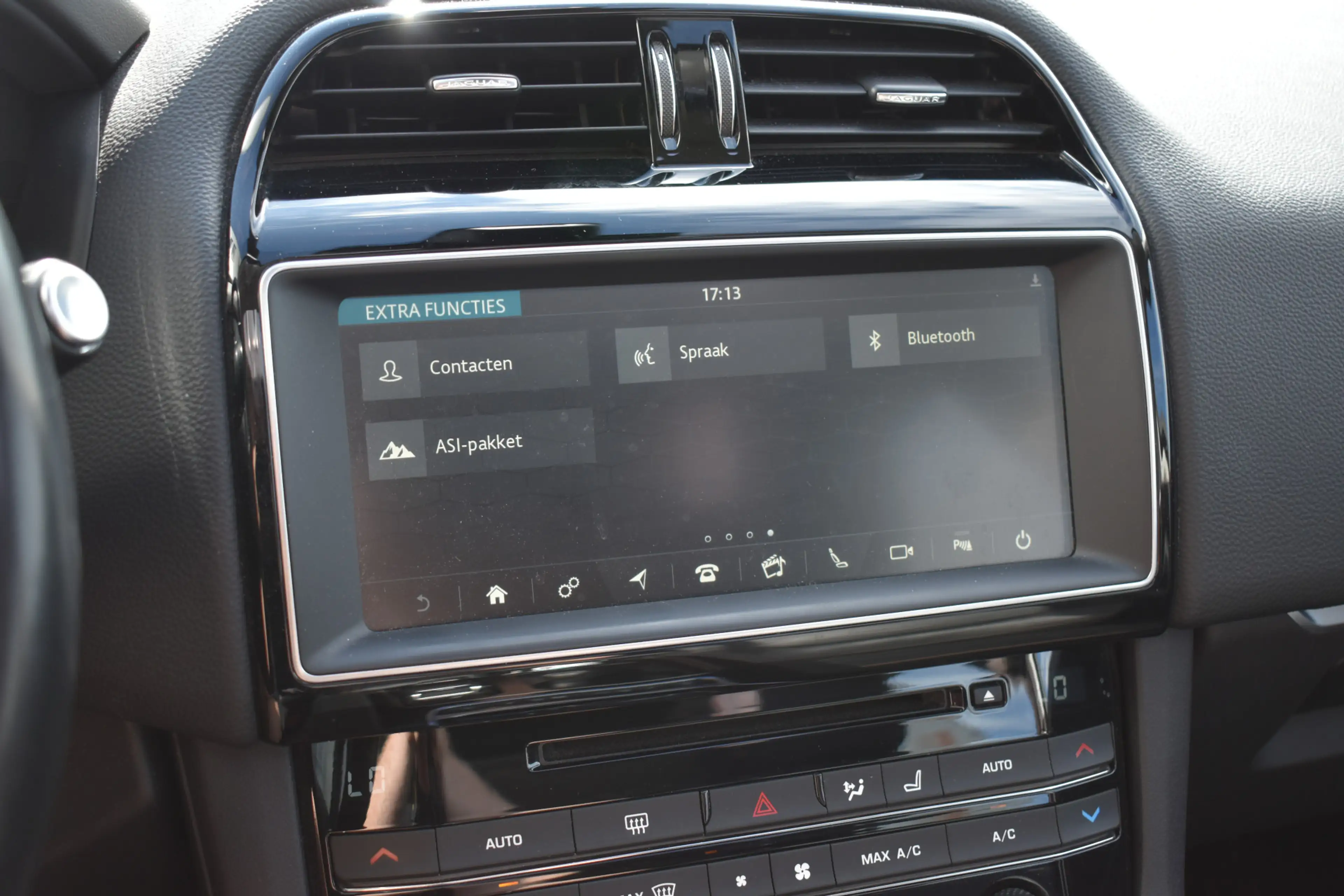 Jaguar F-Pace 2.0 Portfolio AWD 20d — photo 14