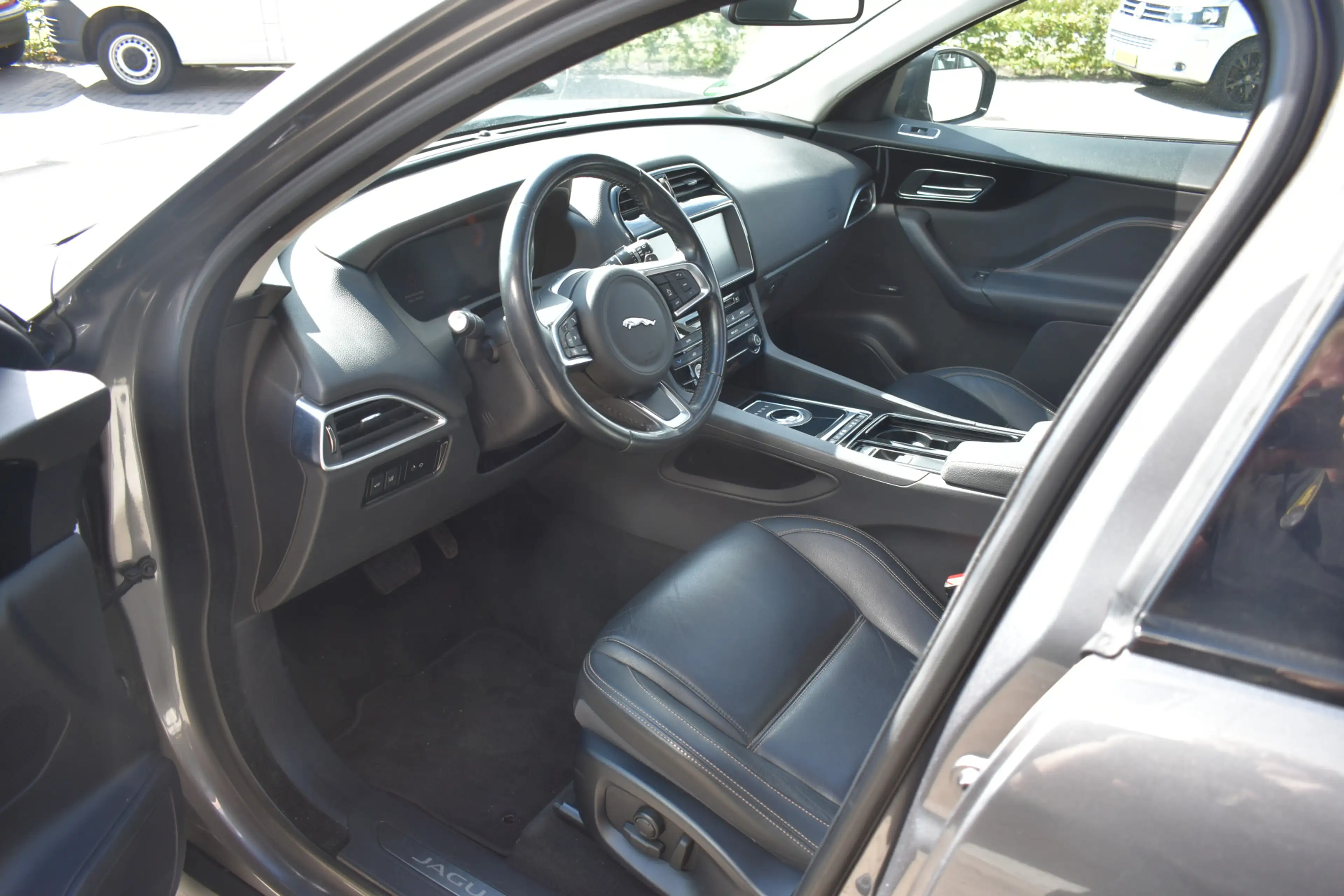 Jaguar F-Pace 2.0 Portfolio AWD 20d — photo 8