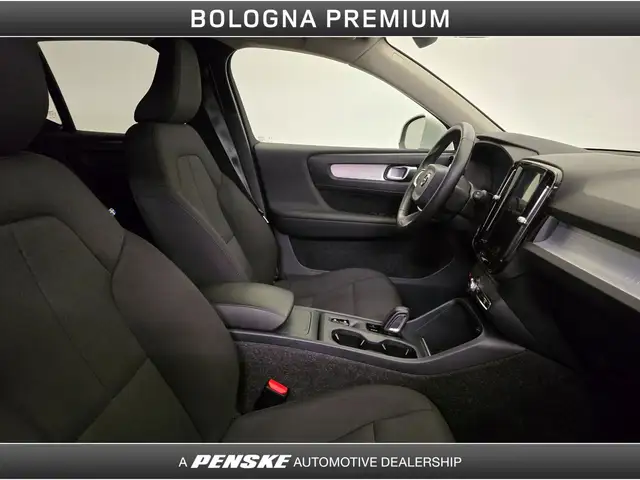 Volvo XC40 view 3