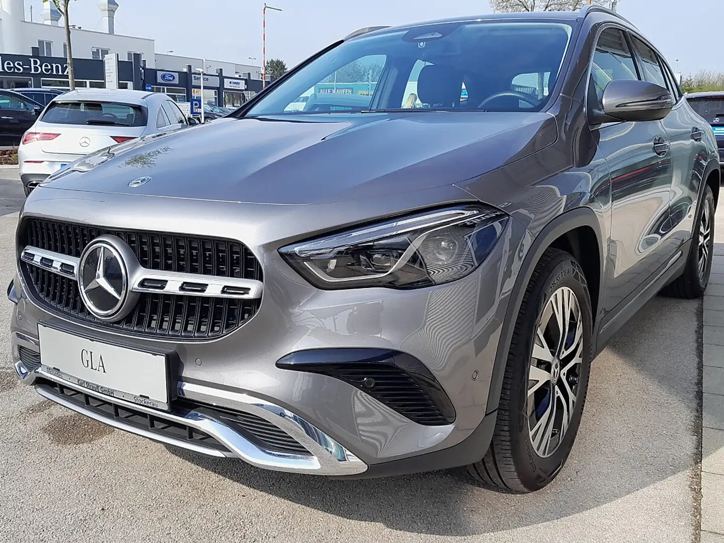 Mercedes-Benz GLA 180 Progressive Aut. Grau - 2
