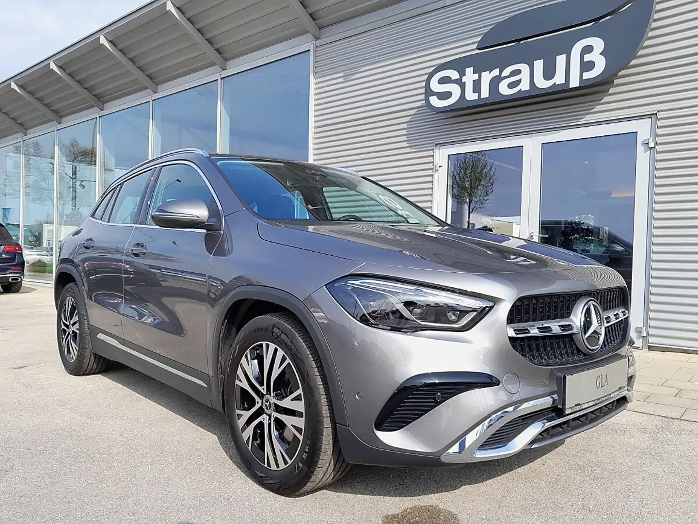 Mercedes-Benz GLA 180 Progressive Aut. Grau - 1