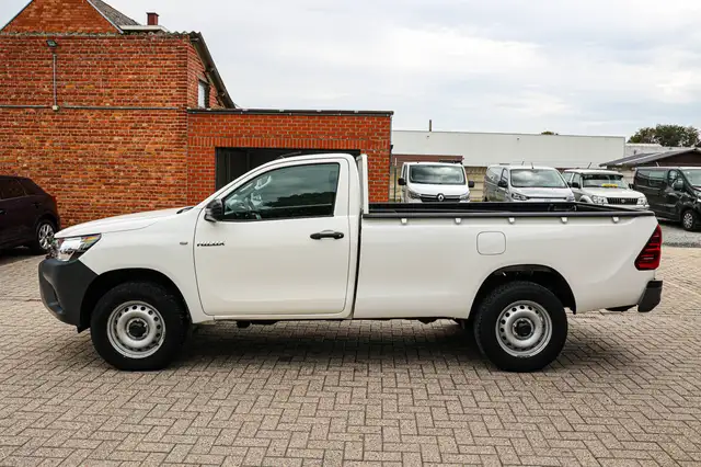 Toyota Hilux view 8