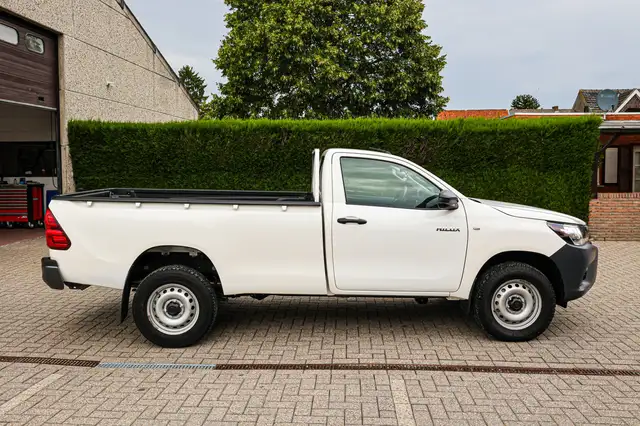Toyota Hilux view 4