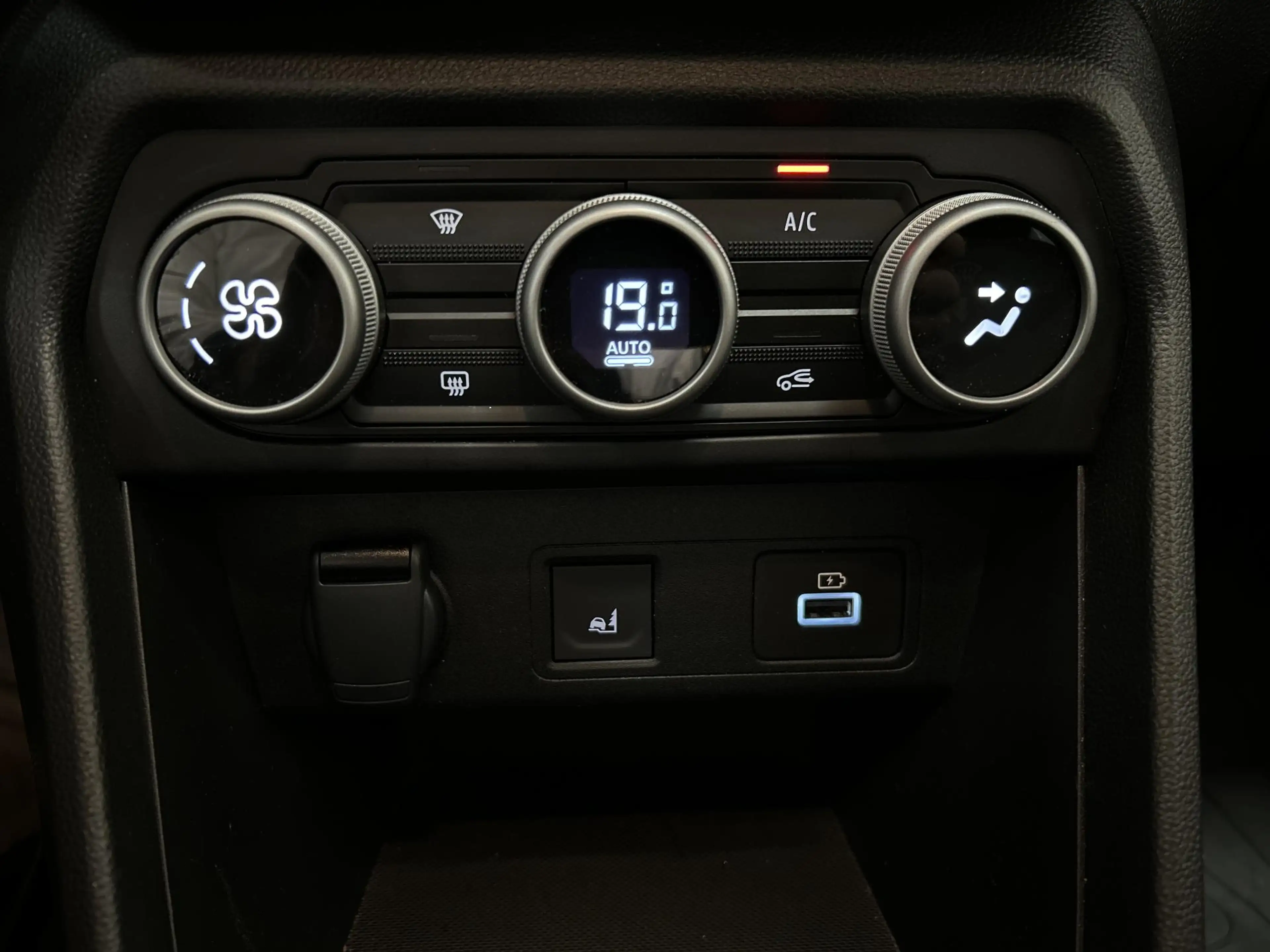 Dacia Jogger 1.6 Hybrid 140 Extreme 7p. | Climate control | Cam — photo 30