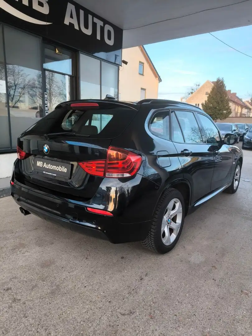 BMW X1 xDrive28i Schwarz - 2
