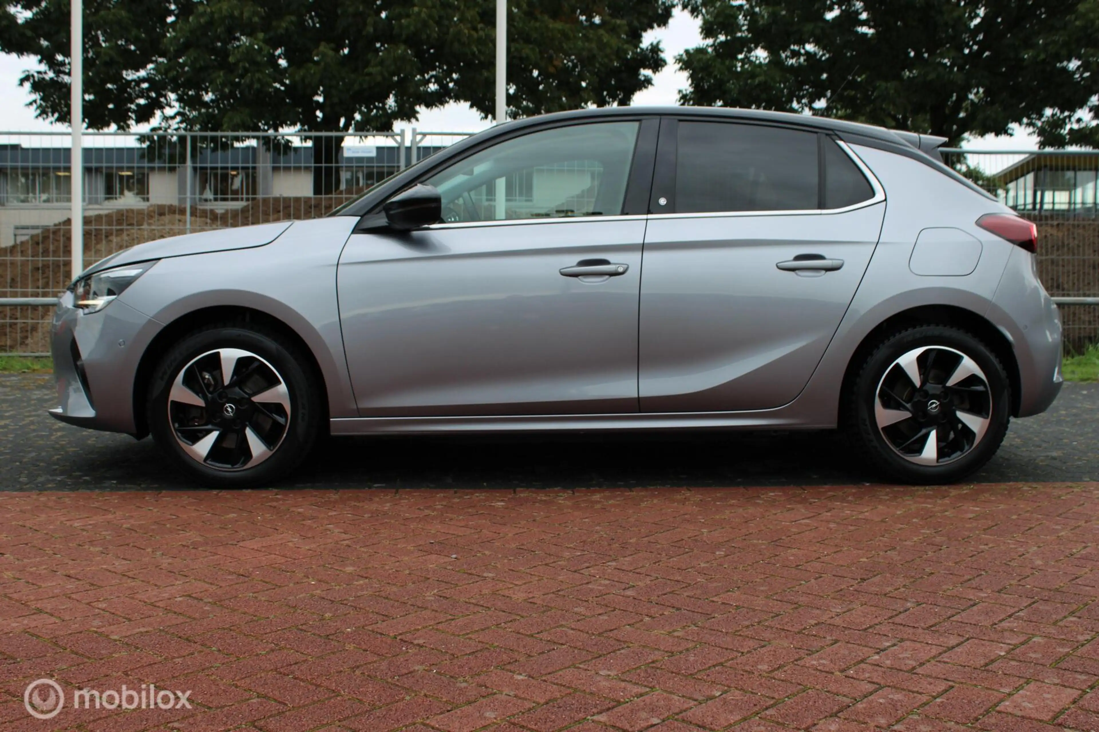 Opel Corsa-e Elegance, 50 kWh, 136 PK, Zwart dak, Donker glas, — photo 3