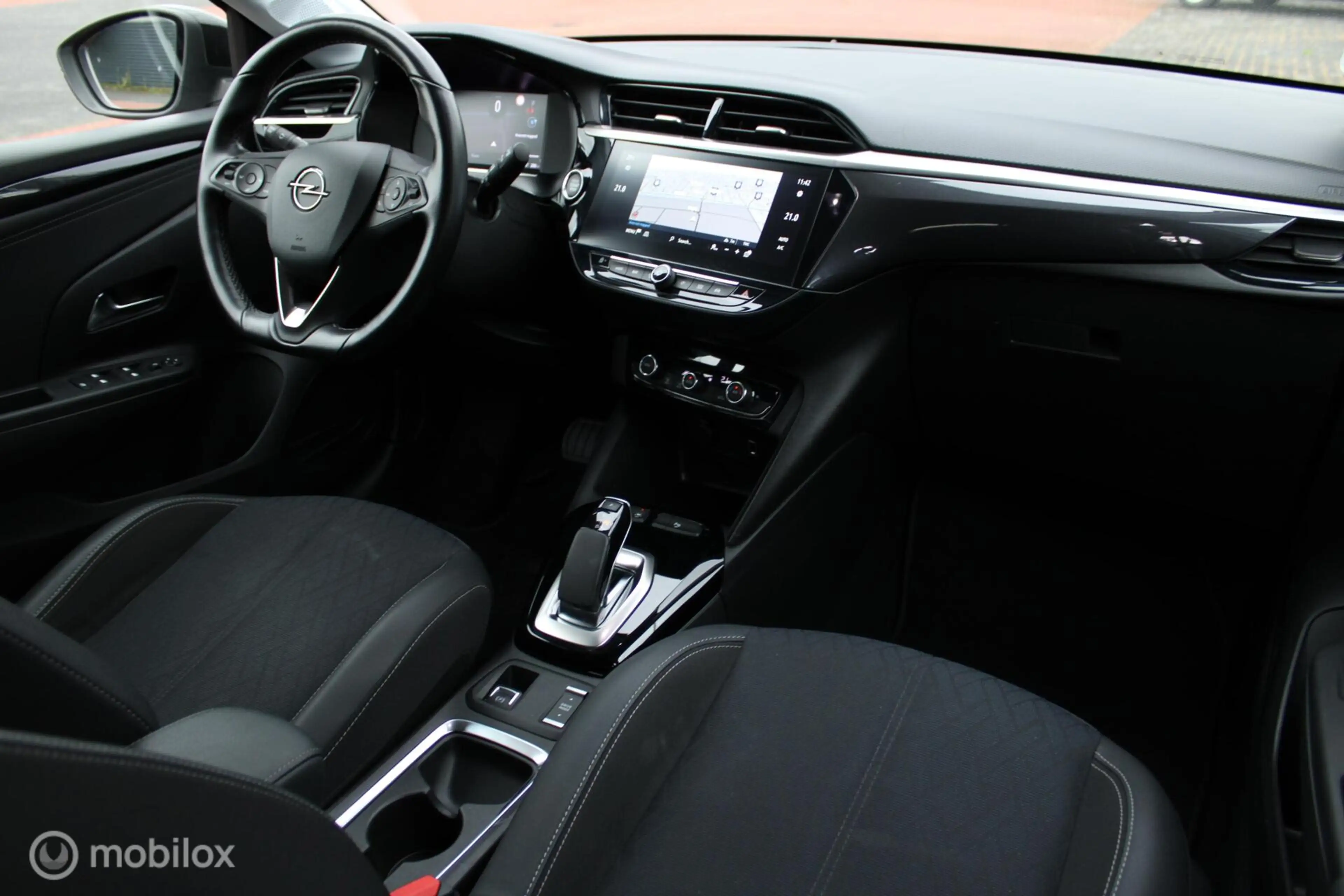 Opel Corsa-e Elegance, 50 kWh, 136 PK, Zwart dak, Donker glas, — photo 2