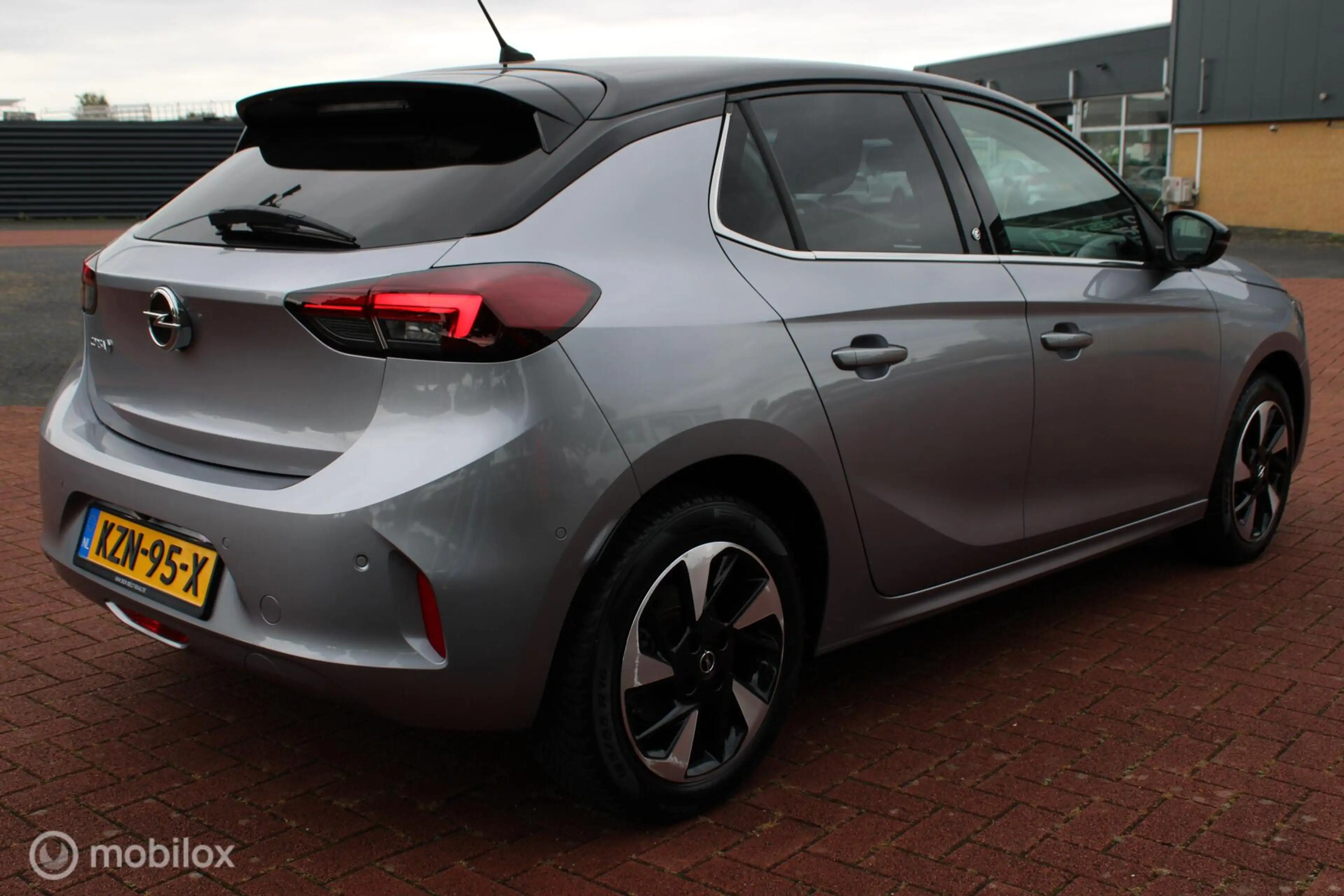 Opel Corsa-e Elegance, 50 kWh, 136 PK, Zwart dak, Donker glas, — photo 9