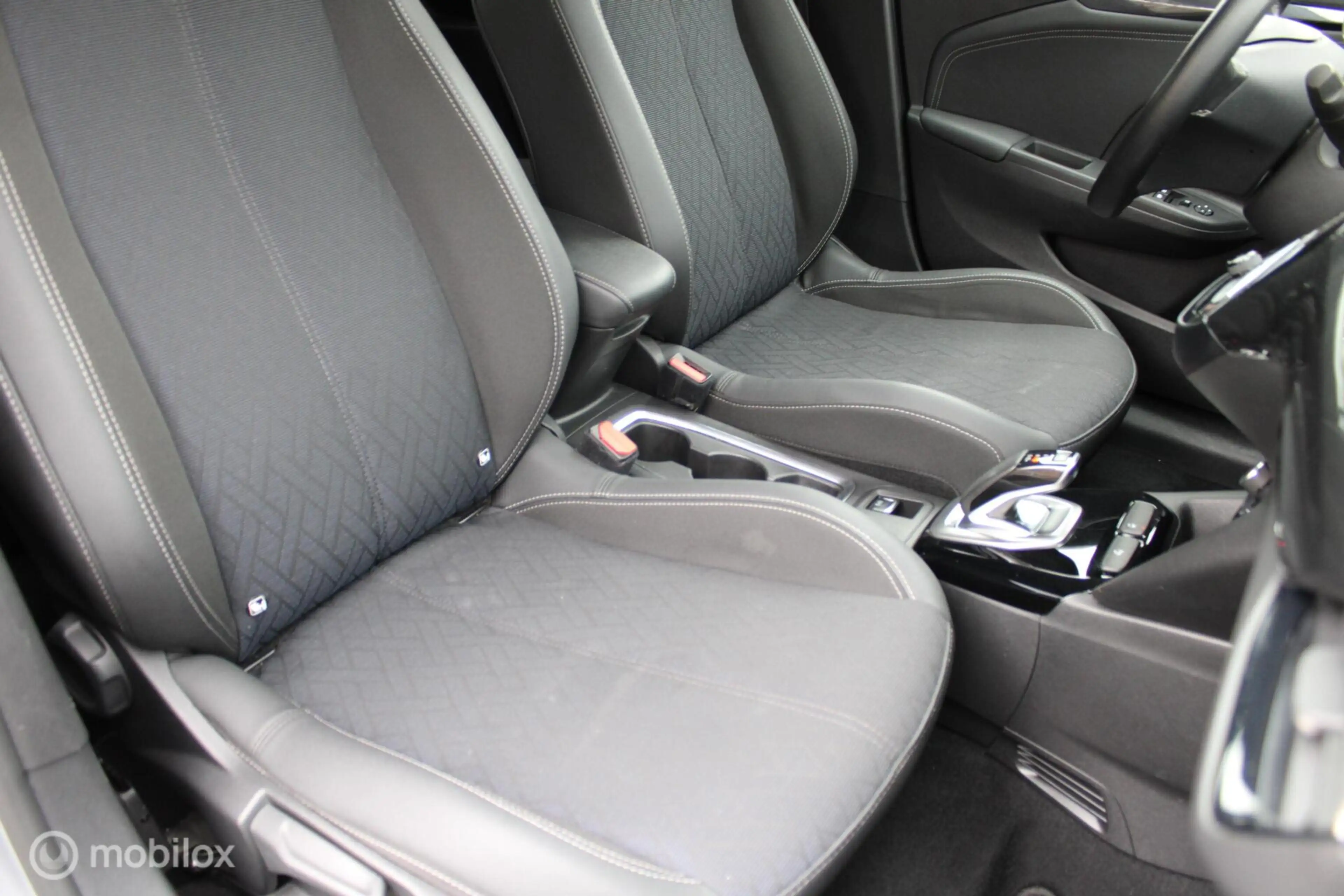 Opel Corsa-e Elegance, 50 kWh, 136 PK, Zwart dak, Donker glas, — photo 8