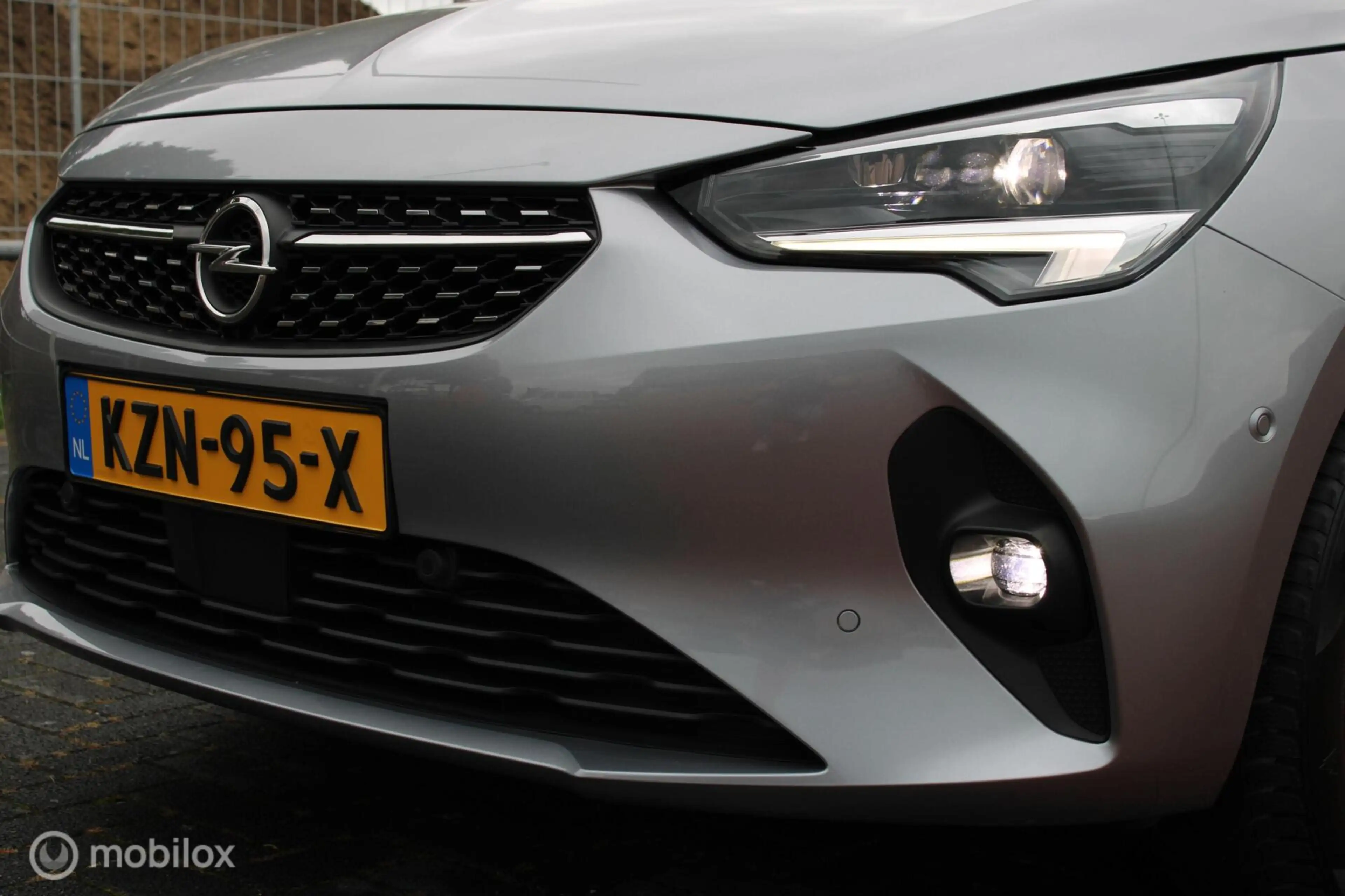 Opel Corsa-e Elegance, 50 kWh, 136 PK, Zwart dak, Donker glas, — photo 5
