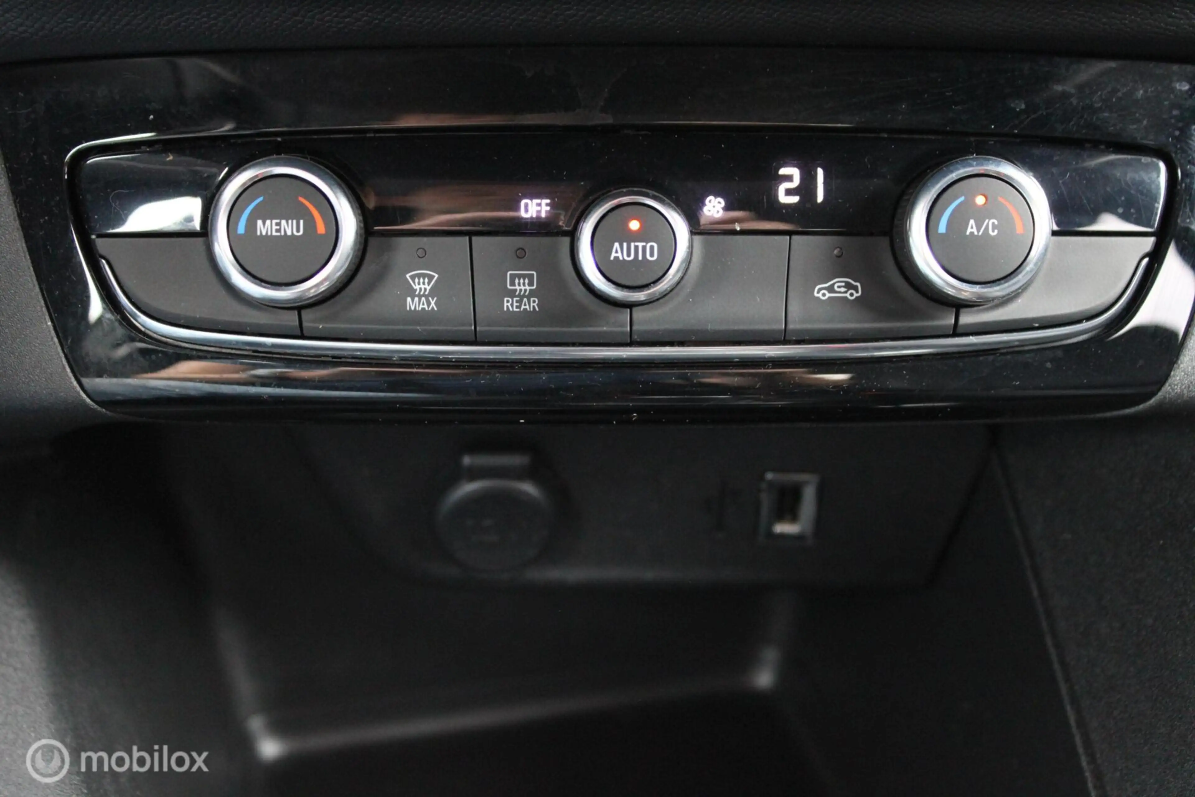 Opel Corsa-e Elegance, 50 kWh, 136 PK, Zwart dak, Donker glas, — photo 15