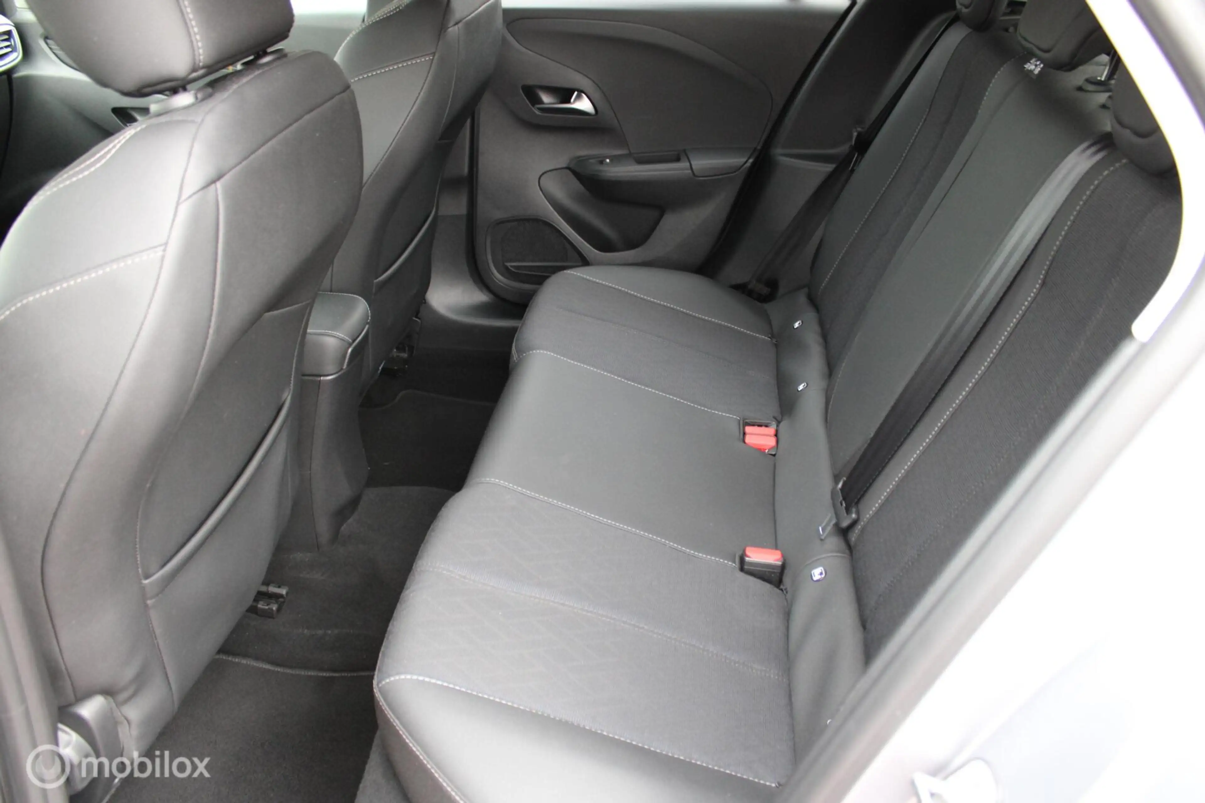 Opel Corsa-e Elegance, 50 kWh, 136 PK, Zwart dak, Donker glas, — photo 18