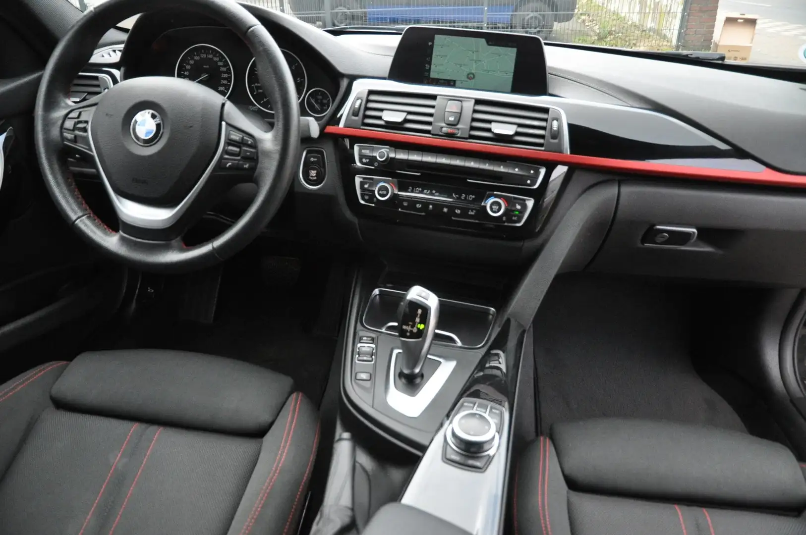 BMW 318 318d Aut. Sport Line**Navi-Xenon-PDC** Grau - 2