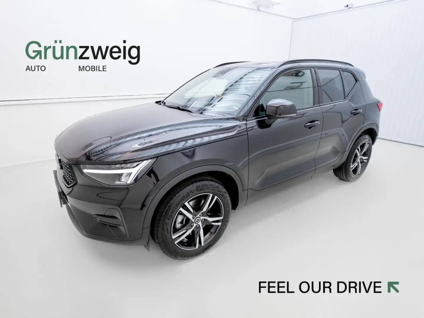 Volvo XC40 Plus, B3 Mild Hybrid, Benzin, Dark Schwarz - 1