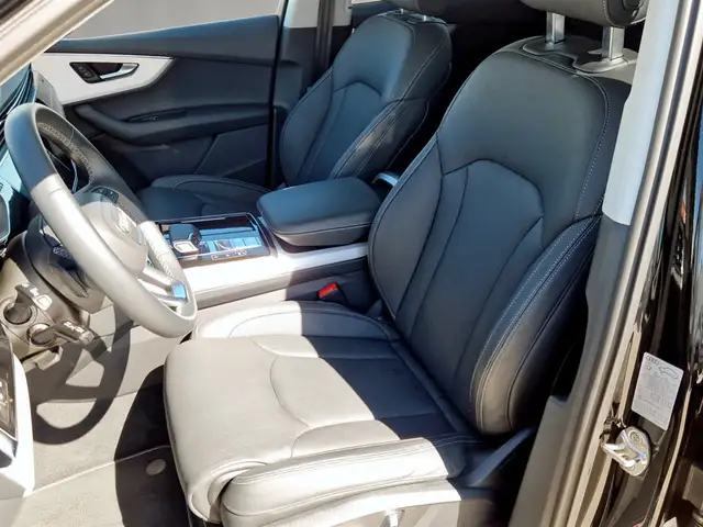 Audi Q7 view 8